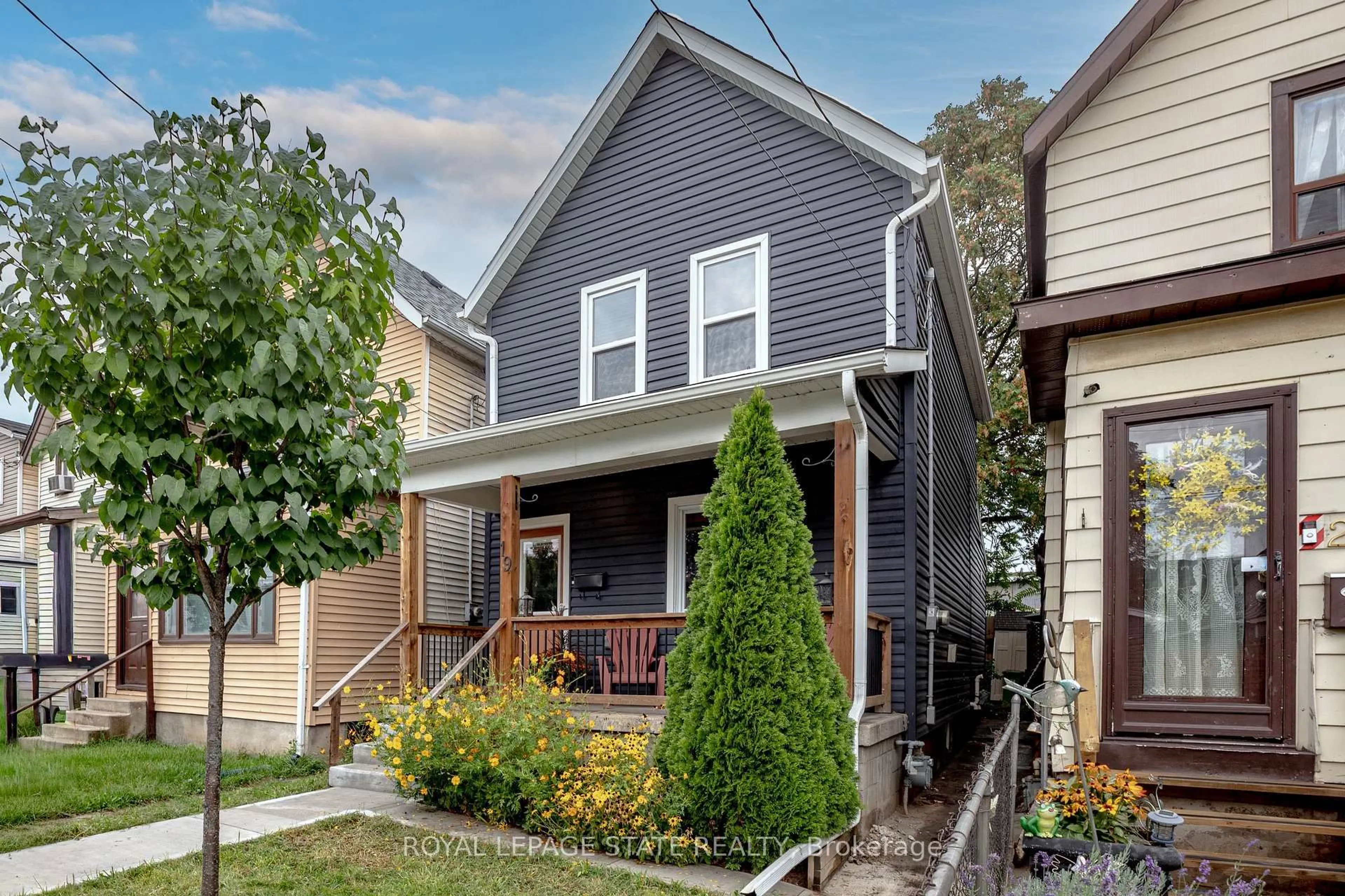 Home with vinyl exterior material, street for 19 Land St, Hamilton Ontario L8L 4L1