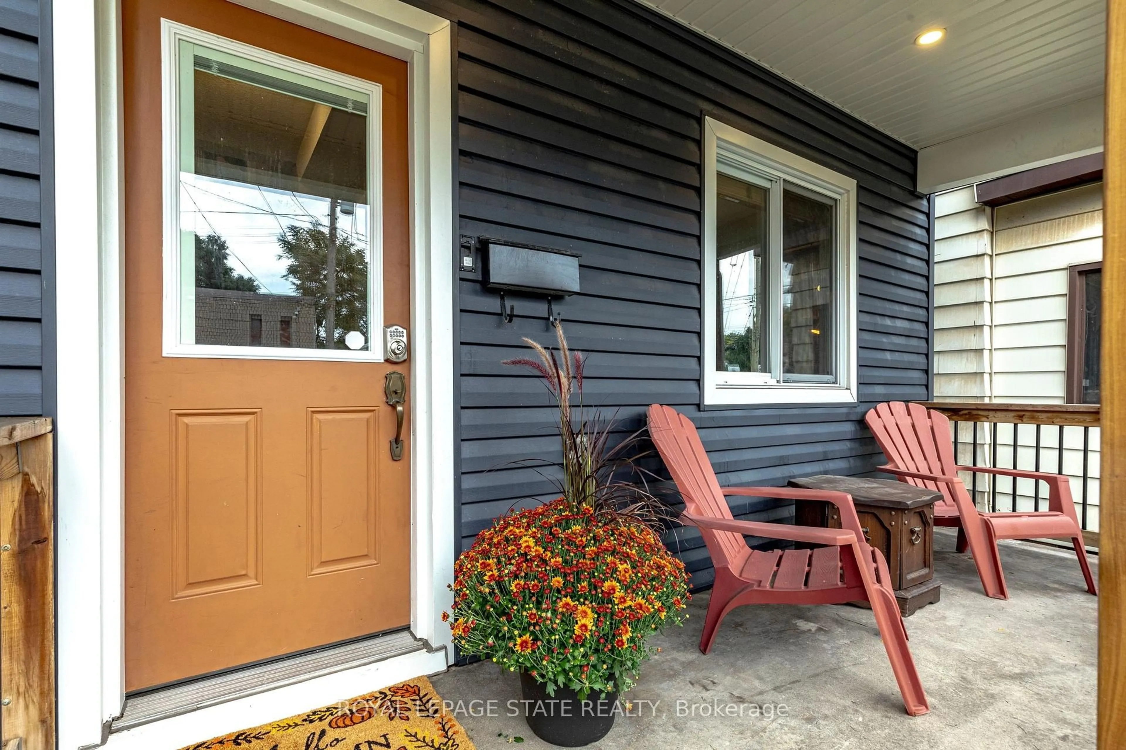Indoor entryway for 19 Land St, Hamilton Ontario L8L 4L1