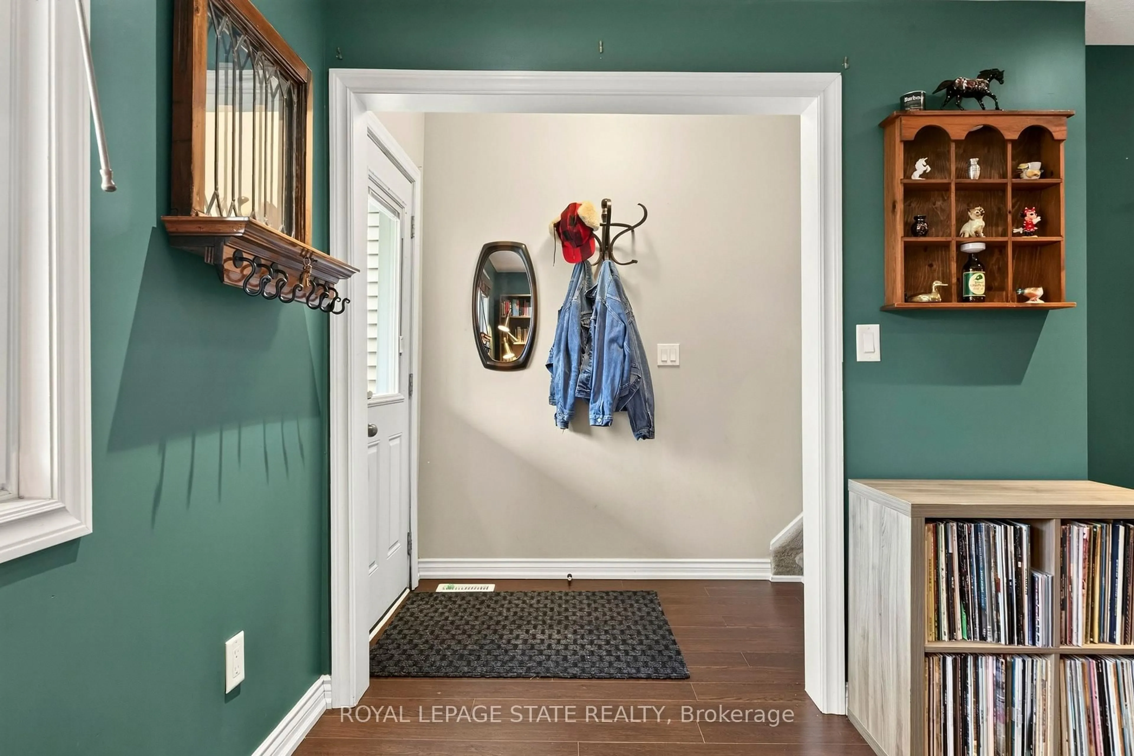 Indoor entryway for 19 Land St, Hamilton Ontario L8L 4L1