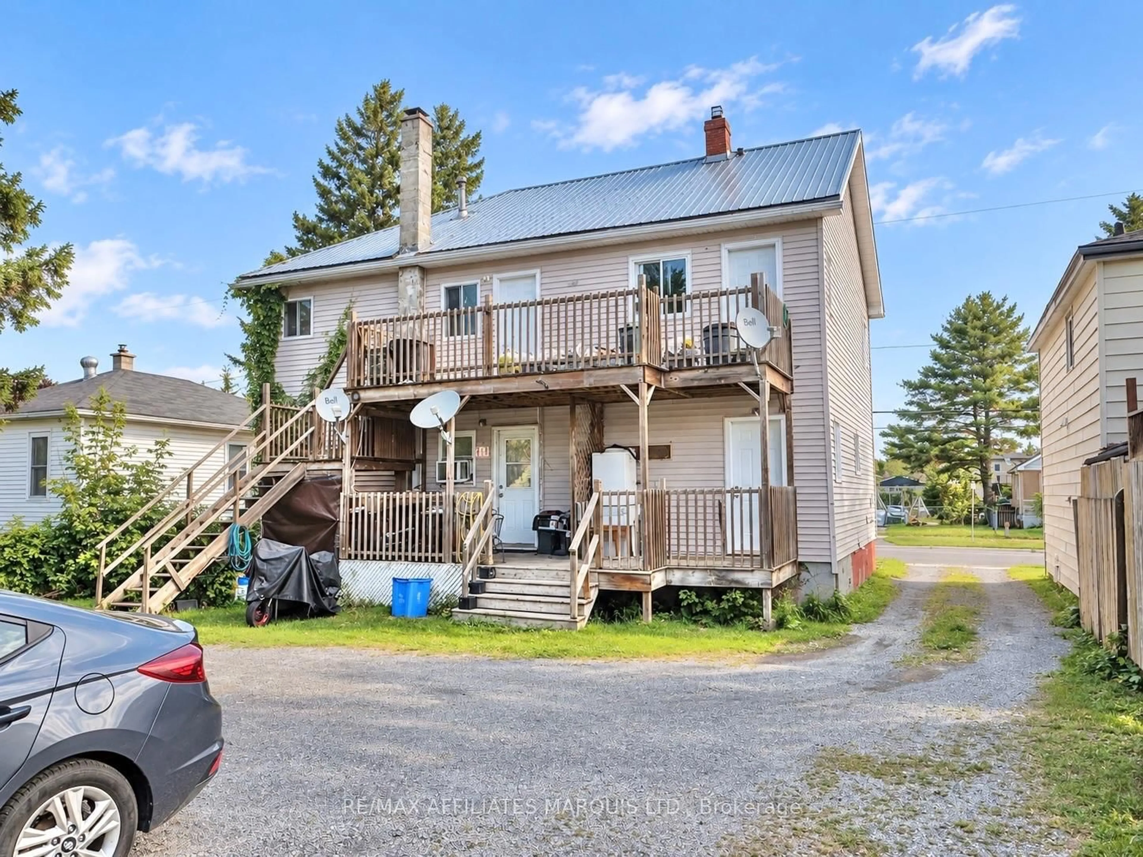 A pic from outside/outdoor area/front of a property/back of a property/a pic from drone, unknown for 1316 Cumberland St, Cornwall Ontario K6J 4K7
