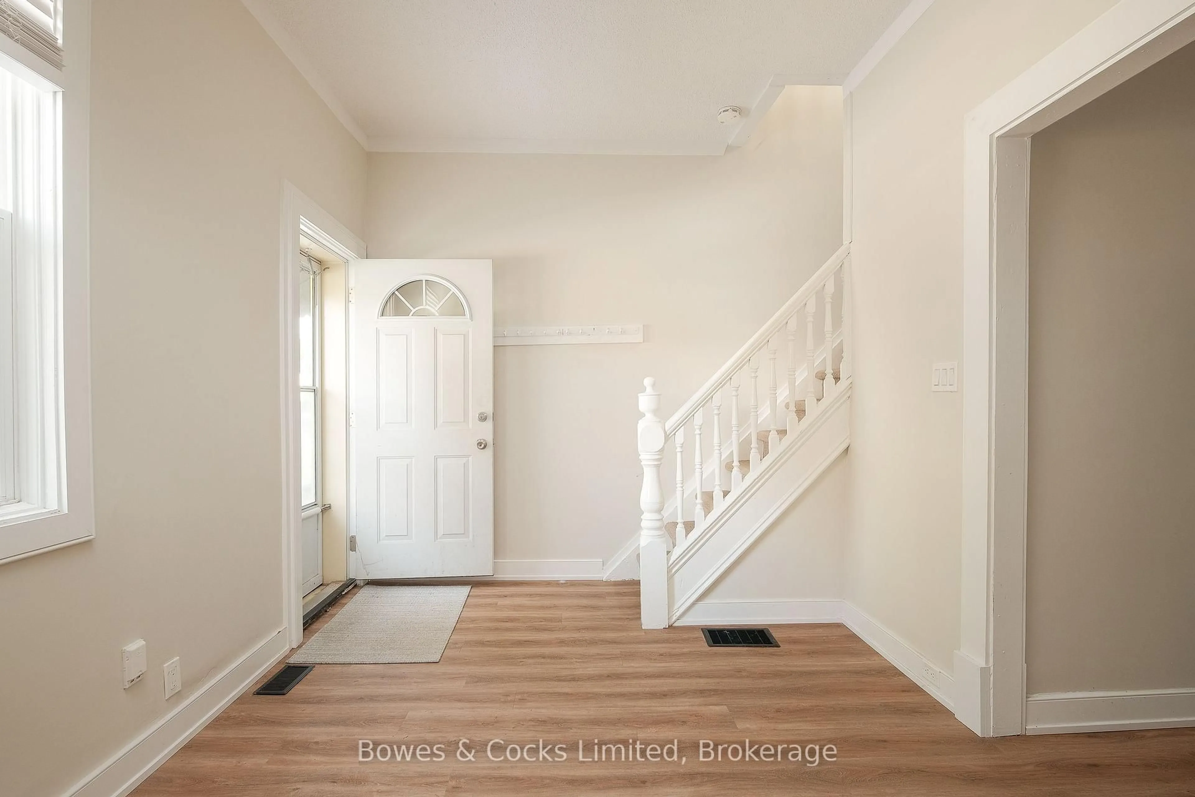 Indoor entryway for 383-387 Mark St, Peterborough Ontario K9H 1V8
