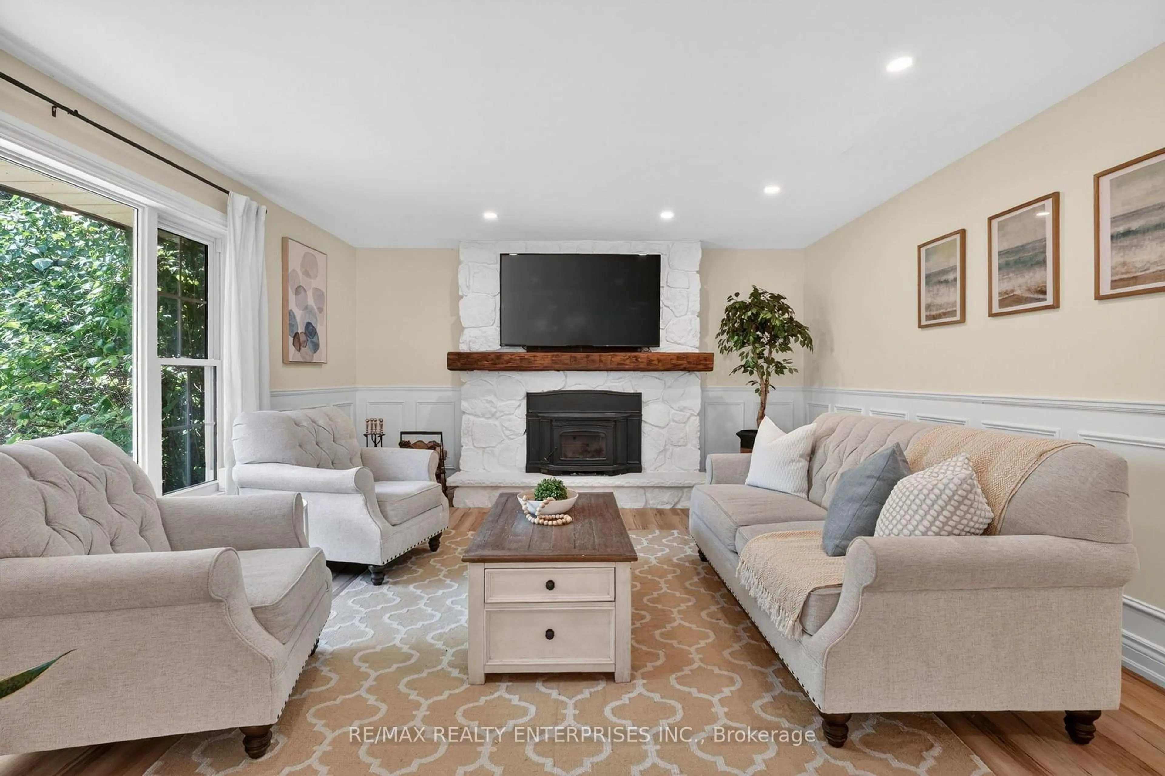 Living room with furniture, unknown for 6543 Chippewa Rd, Hamilton Ontario L0R 1W0