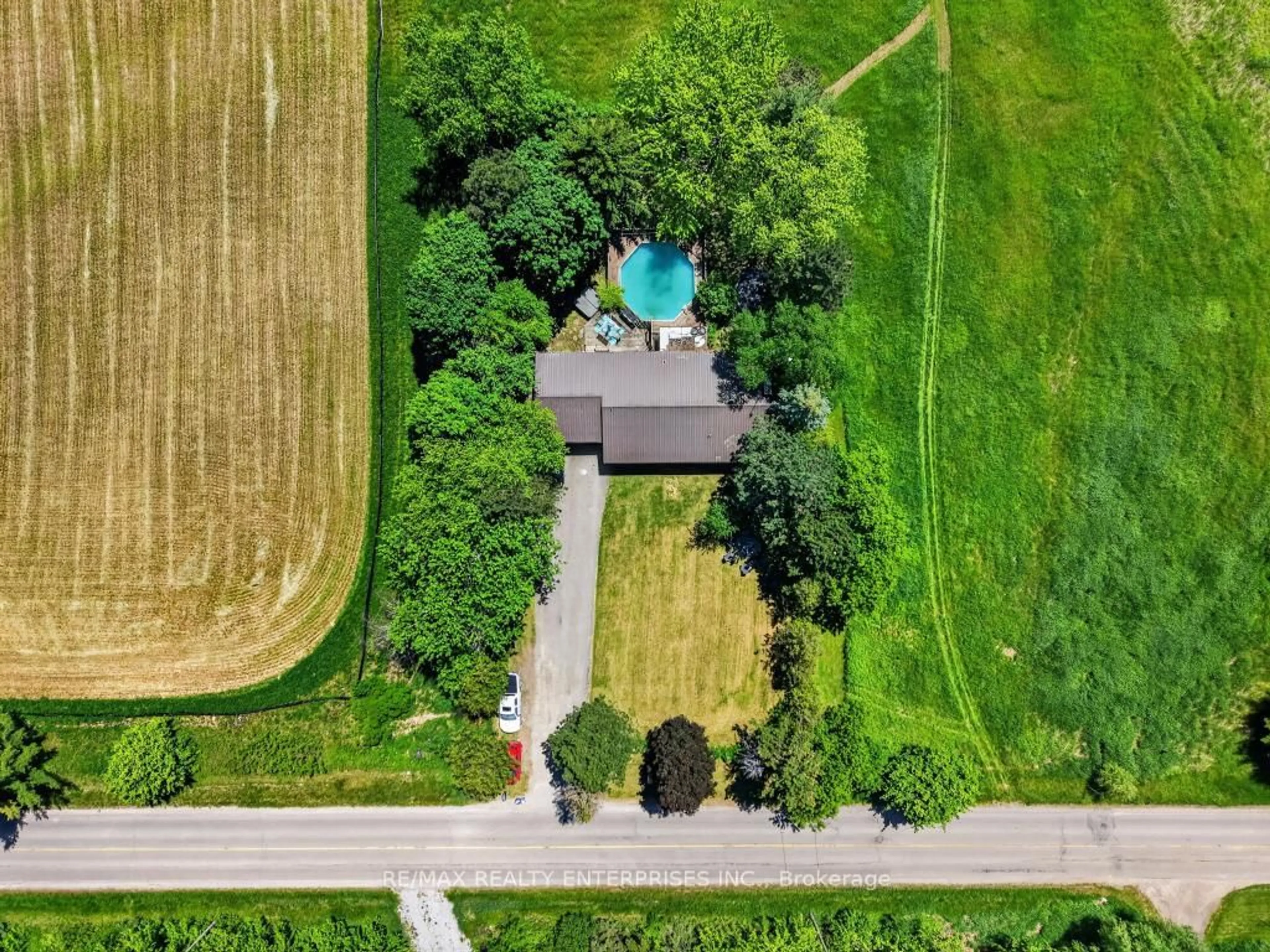 A pic from outside/outdoor area/front of a property/back of a property/a pic from drone, street for 6543 Chippewa Rd, Hamilton Ontario L0R 1W0