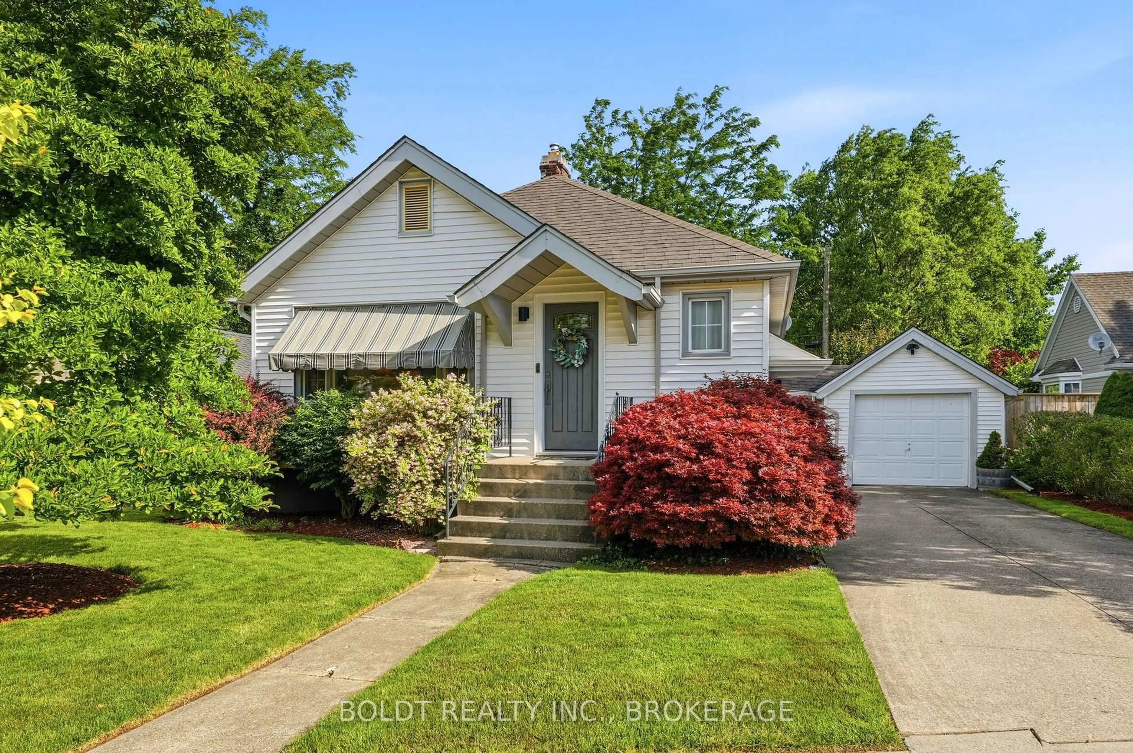 Home with vinyl exterior material, street for 9 Woodgate Ave, St. Catharines Ontario L2R 3V3