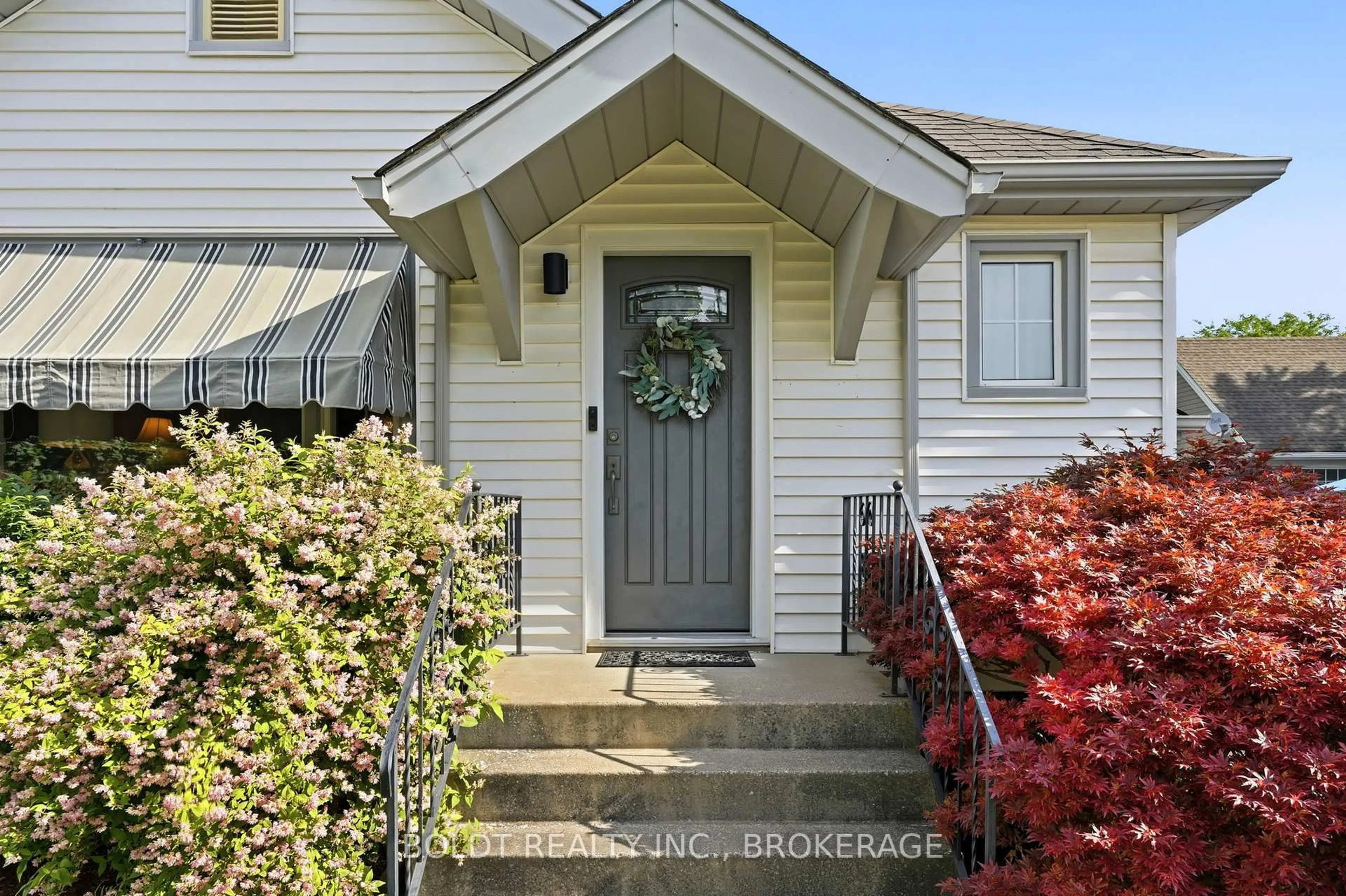Home with vinyl exterior material, street for 9 Woodgate Ave, St. Catharines Ontario L2R 3V3