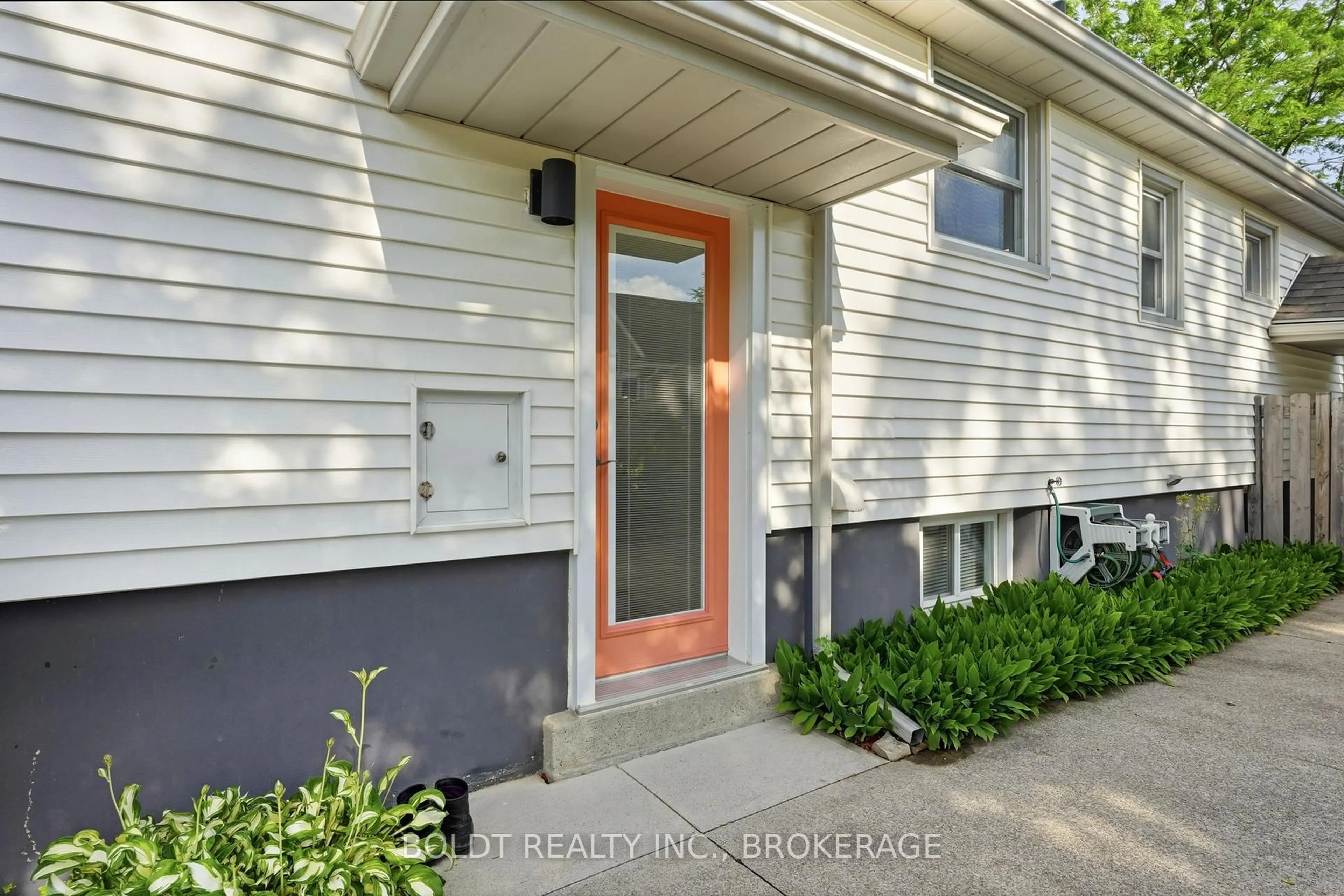 Indoor entryway for 9 Woodgate Ave, St. Catharines Ontario L2R 3V3