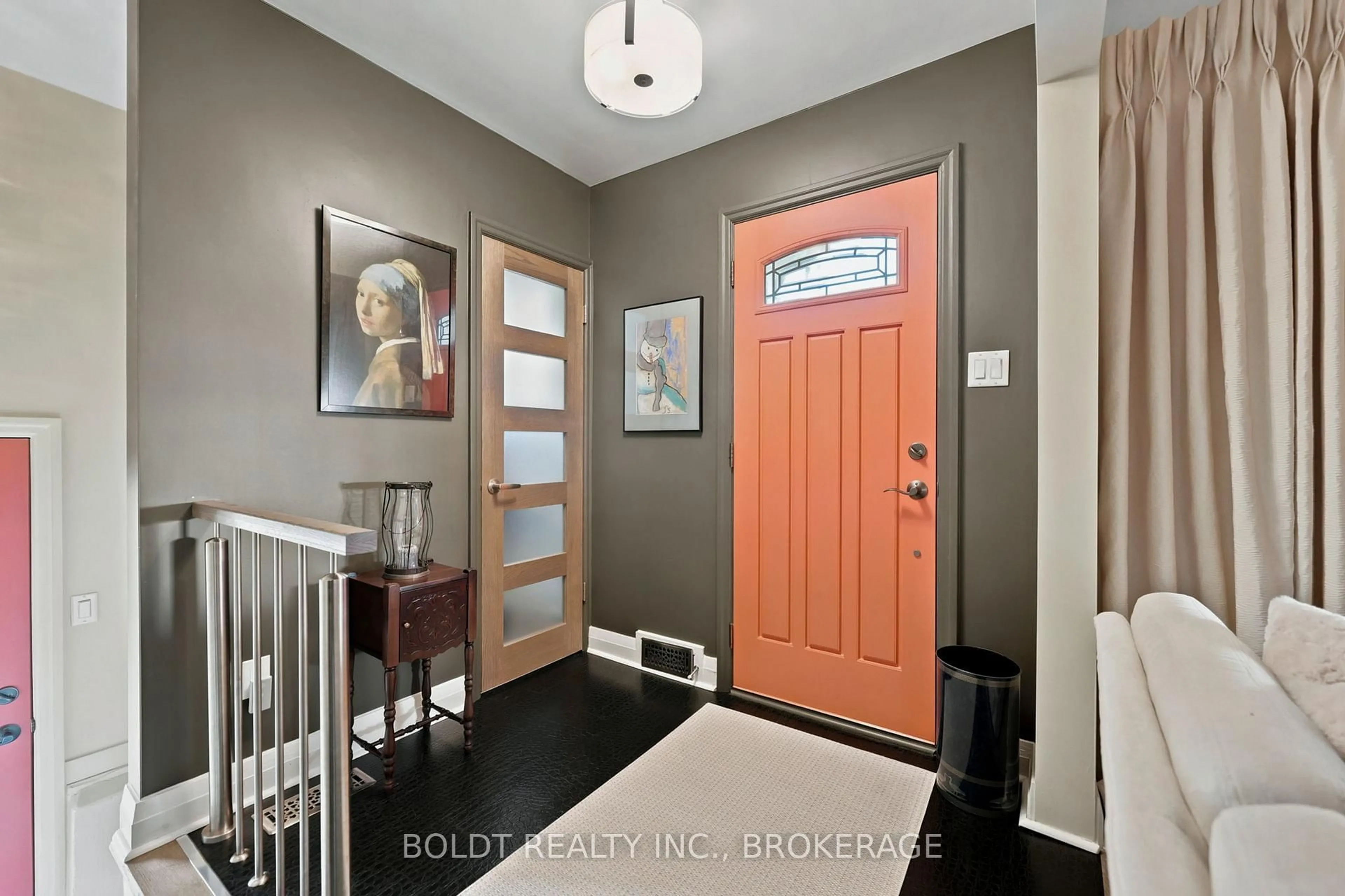 Indoor entryway for 9 Woodgate Ave, St. Catharines Ontario L2R 3V3