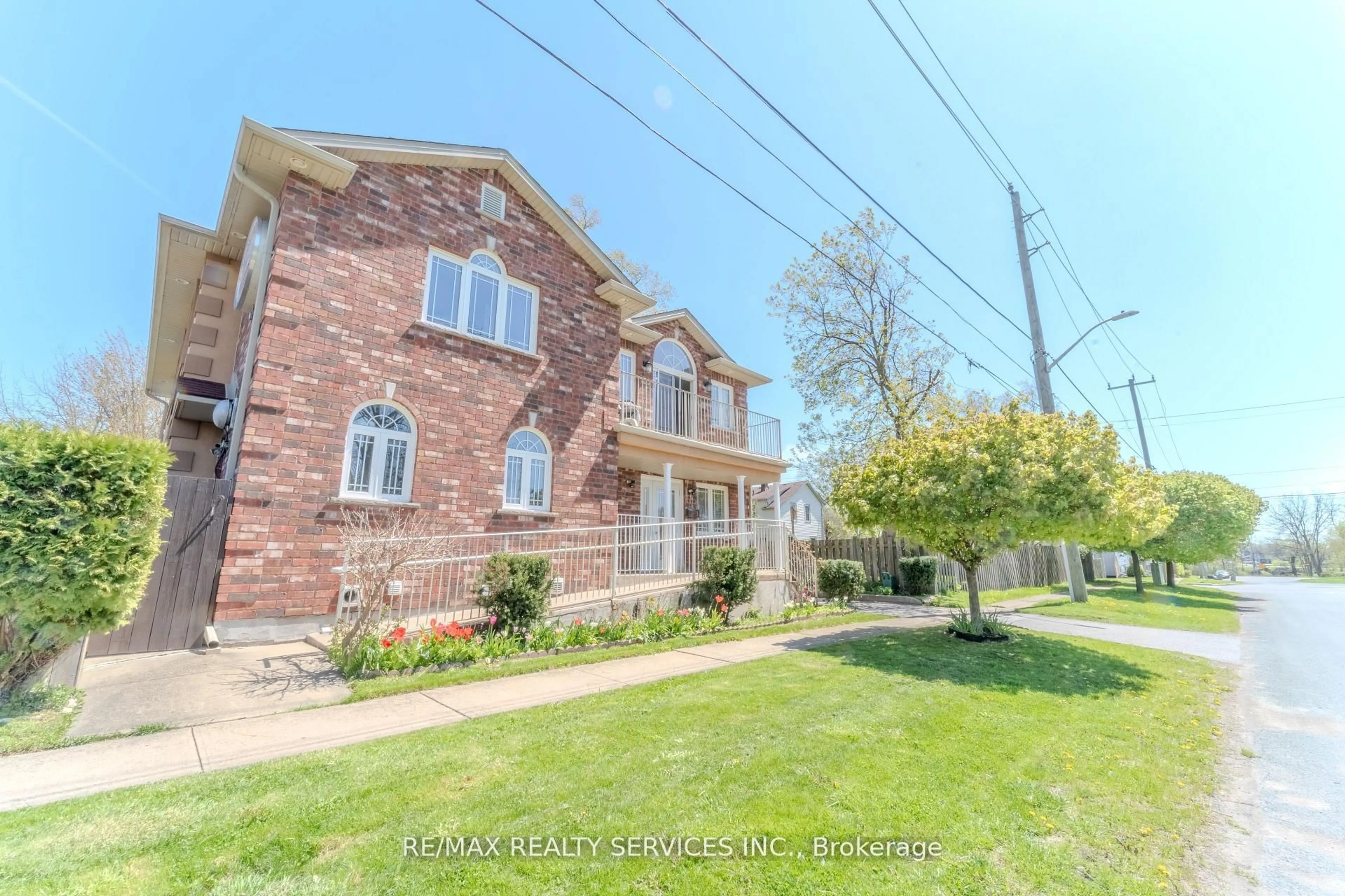 A pic from outside/outdoor area/front of a property/back of a property/a pic from drone, street for 8006 Norton St, Niagara Falls Ontario L2G 6R9