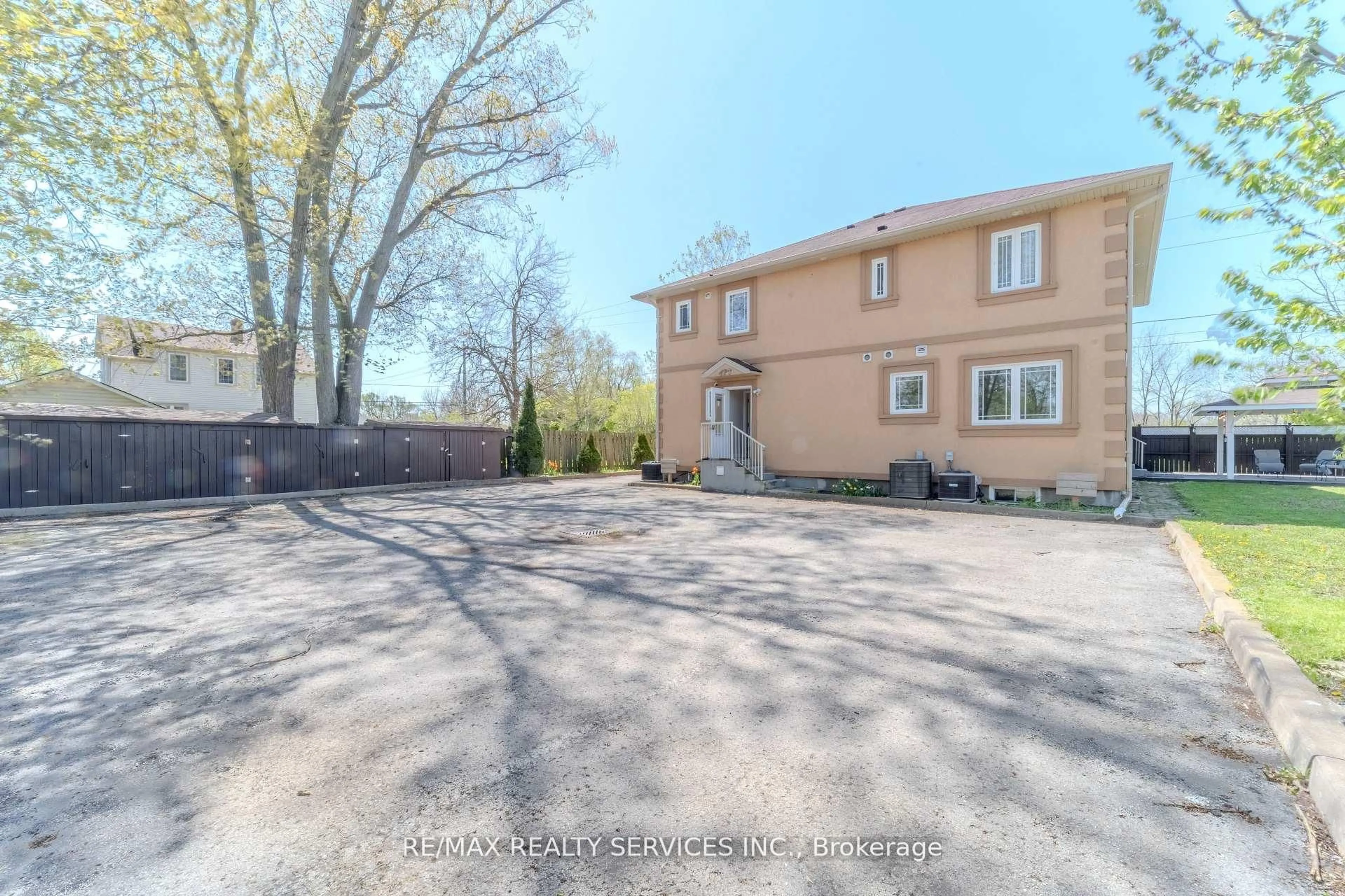 A pic from outside/outdoor area/front of a property/back of a property/a pic from drone, street for 8006 Norton St, Niagara Falls Ontario L2G 6R9