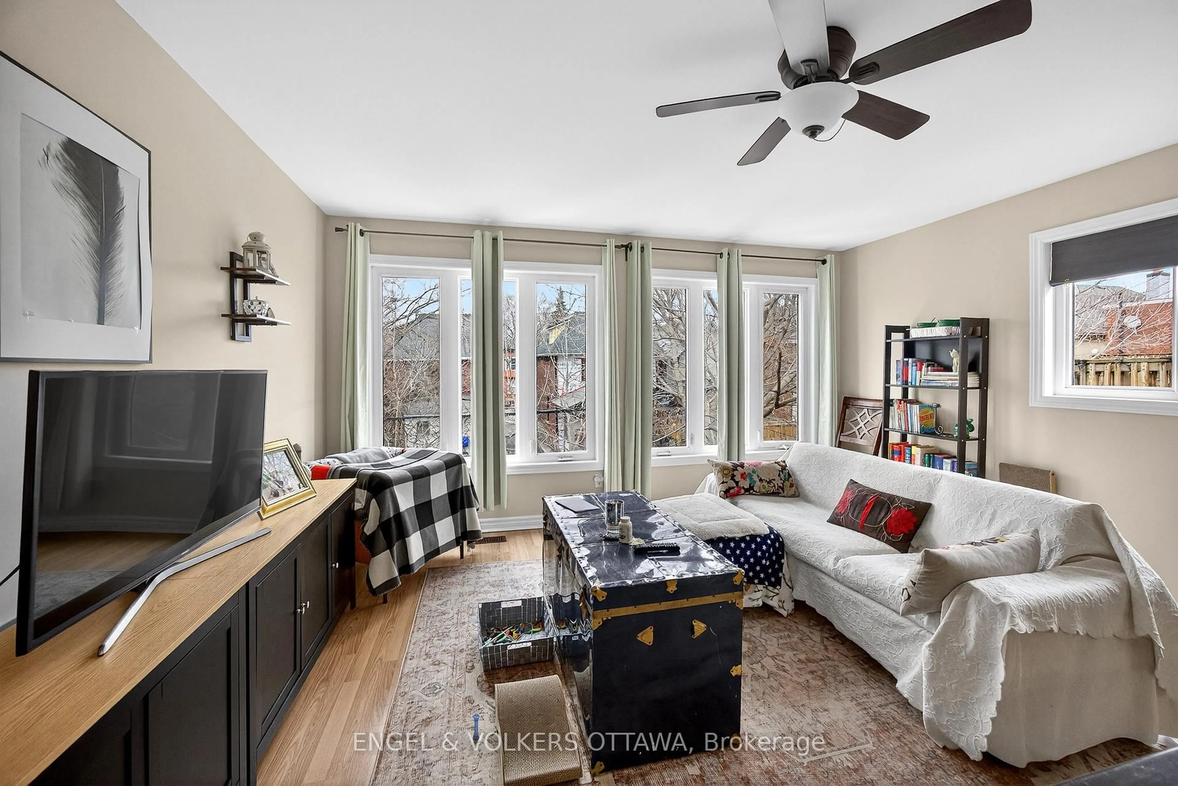 Living room with furniture, unknown for 251 Arlington Ave, Ottawa Ontario K1R 5T1