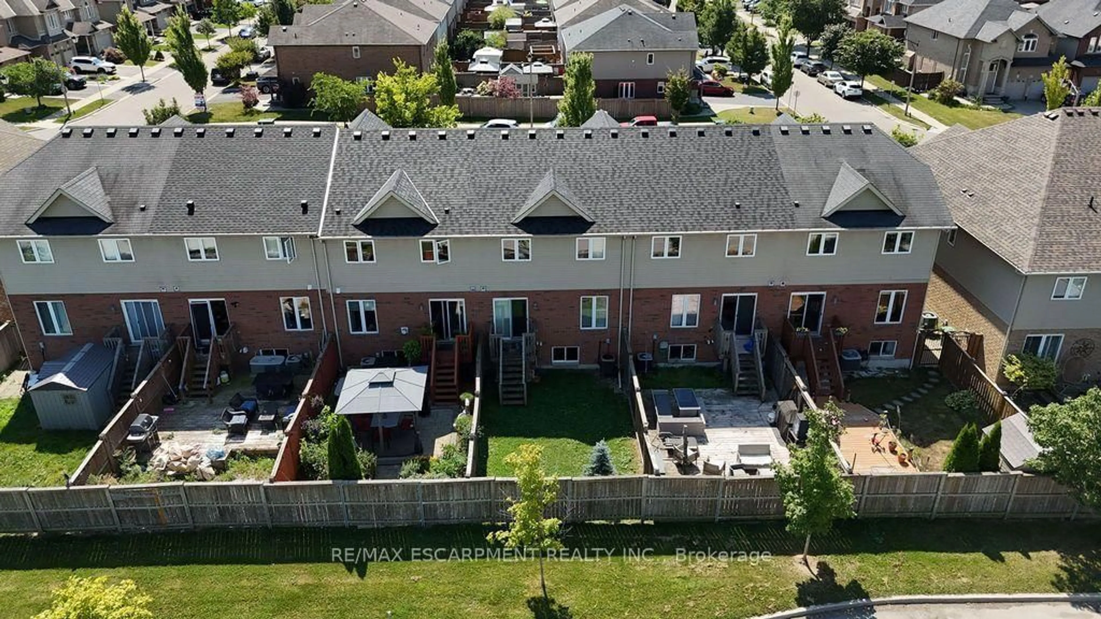A pic from outside/outdoor area/front of a property/back of a property/a pic from drone, unknown for 336 Pinehill Dr, Hamilton Ontario L0R 1P0