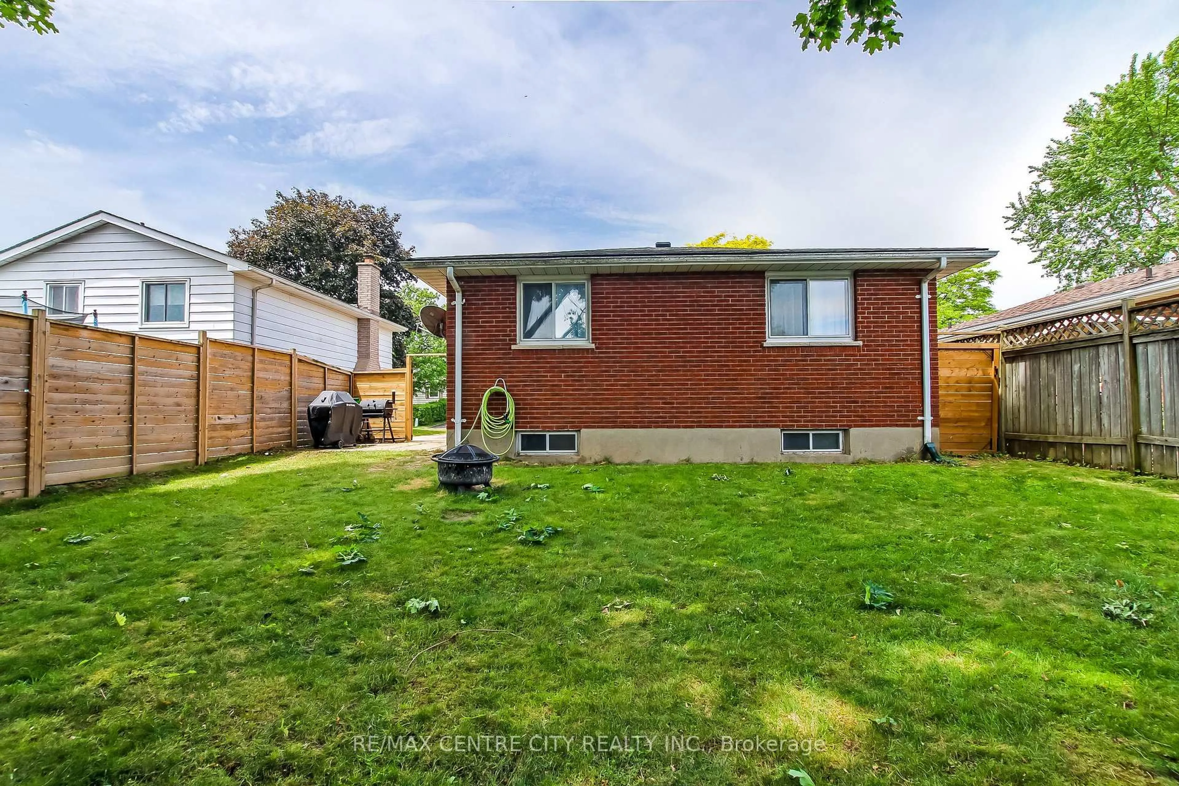 Home with brick exterior material, street for 91 Moore Ave, Aylmer Ontario N5H 2Z8