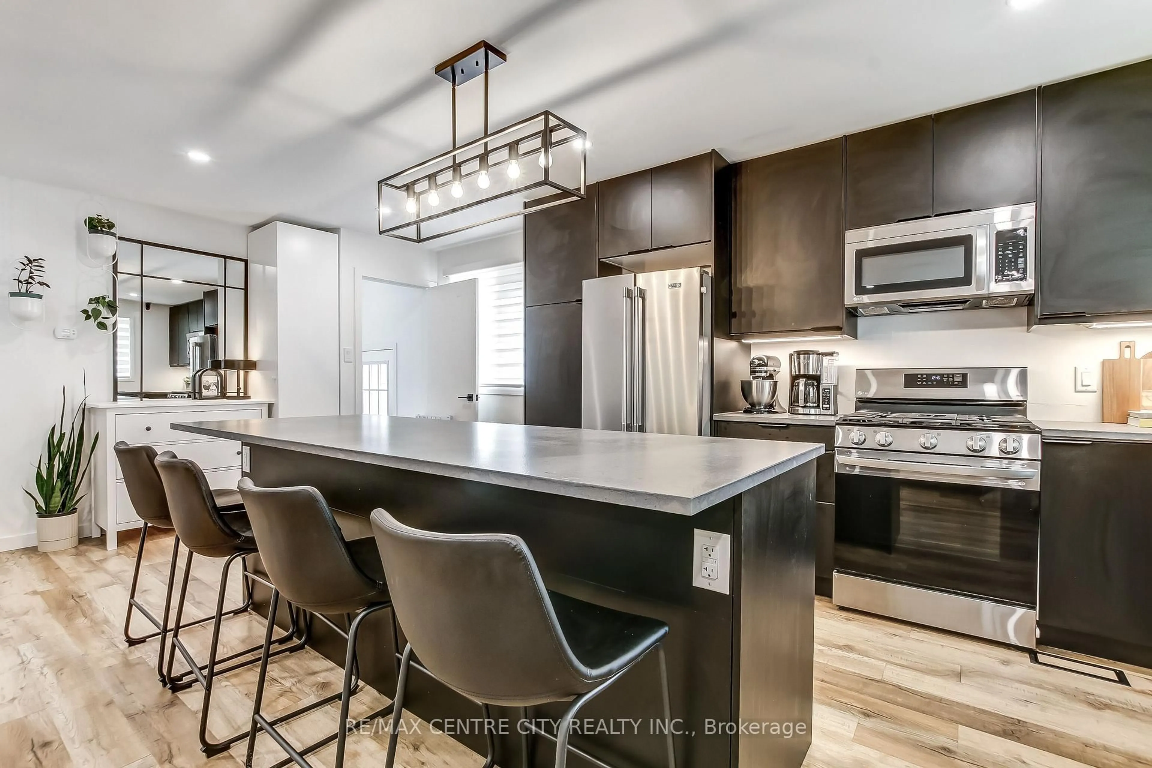 Open concept kitchen, ceramic/tile floor for 91 Moore Ave, Aylmer Ontario N5H 2Z8