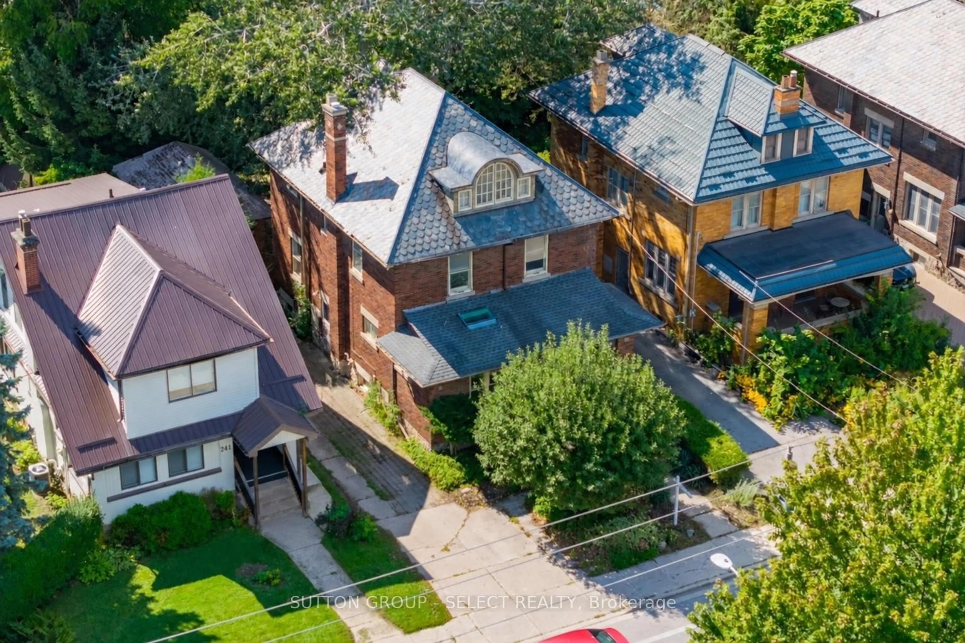 A pic from outside/outdoor area/front of a property/back of a property/a pic from drone, street for 239 Ridout St, London South Ontario N6C 3Y3