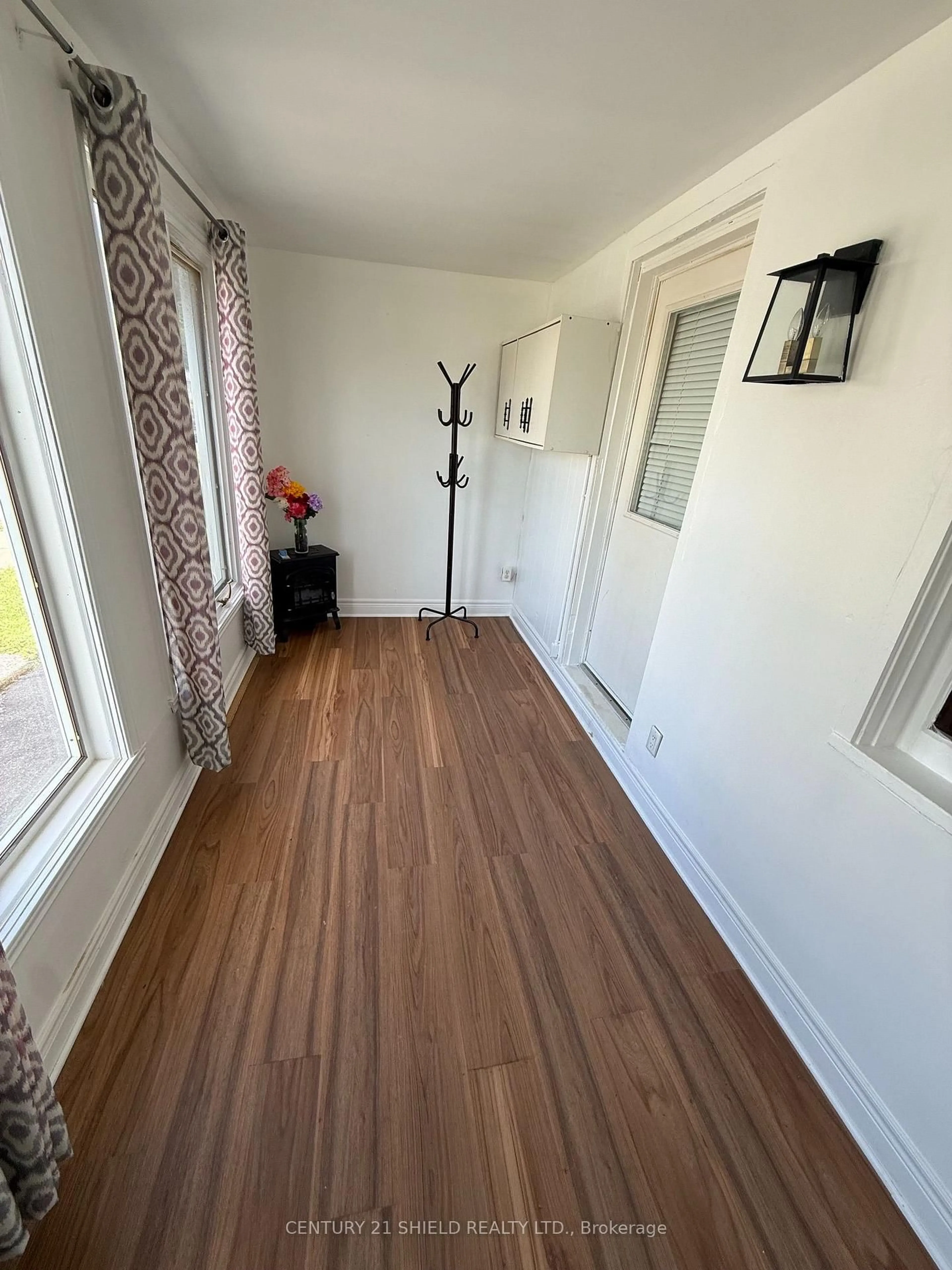 Indoor entryway for 733-733A CUMBERLAND St, Cornwall Ontario K6J 4J8