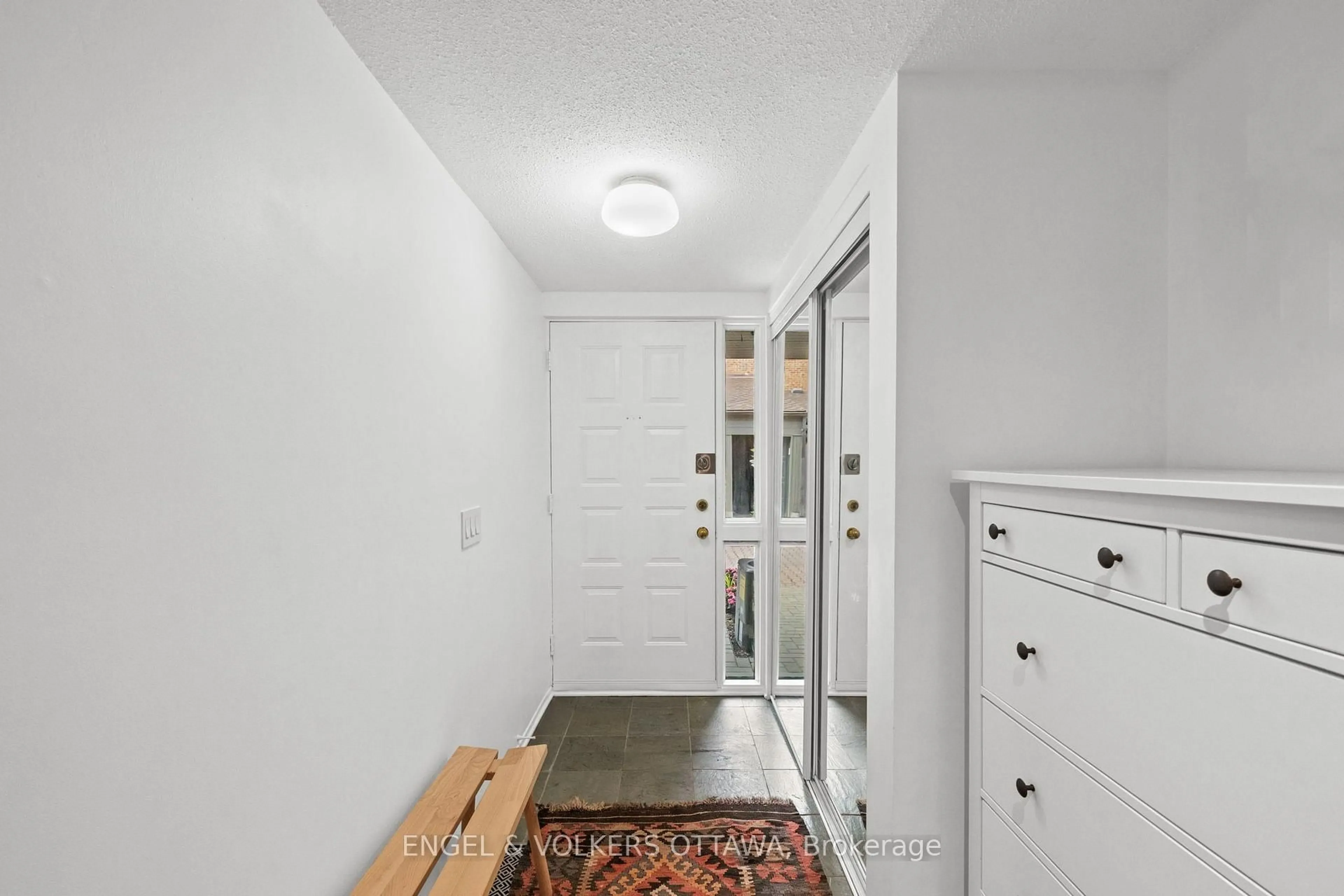 Indoor entryway for 290 Cathcart St #6, Ottawa Ontario K1N 5C4
