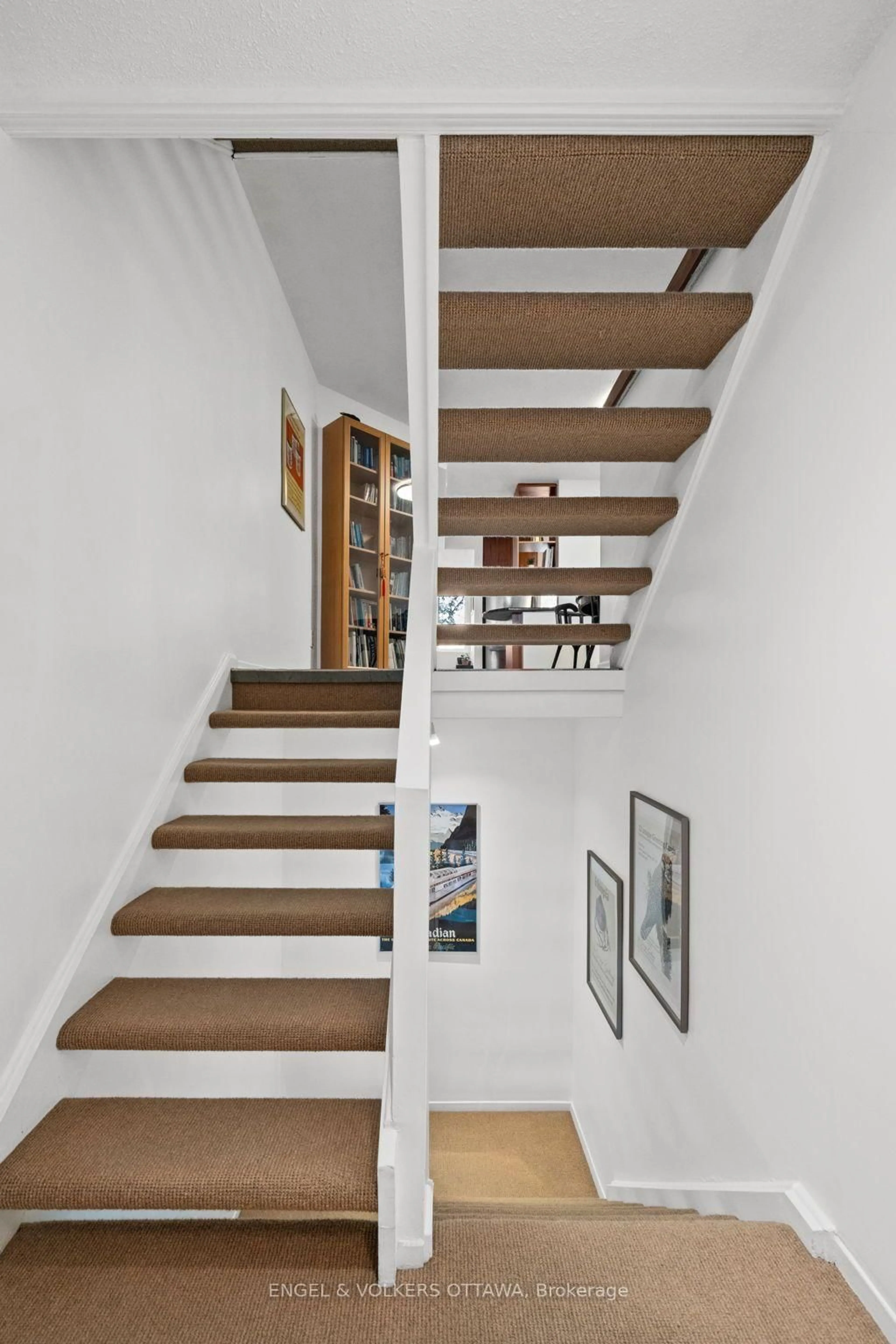 Stairs for 290 Cathcart St #6, Ottawa Ontario K1N 5C4