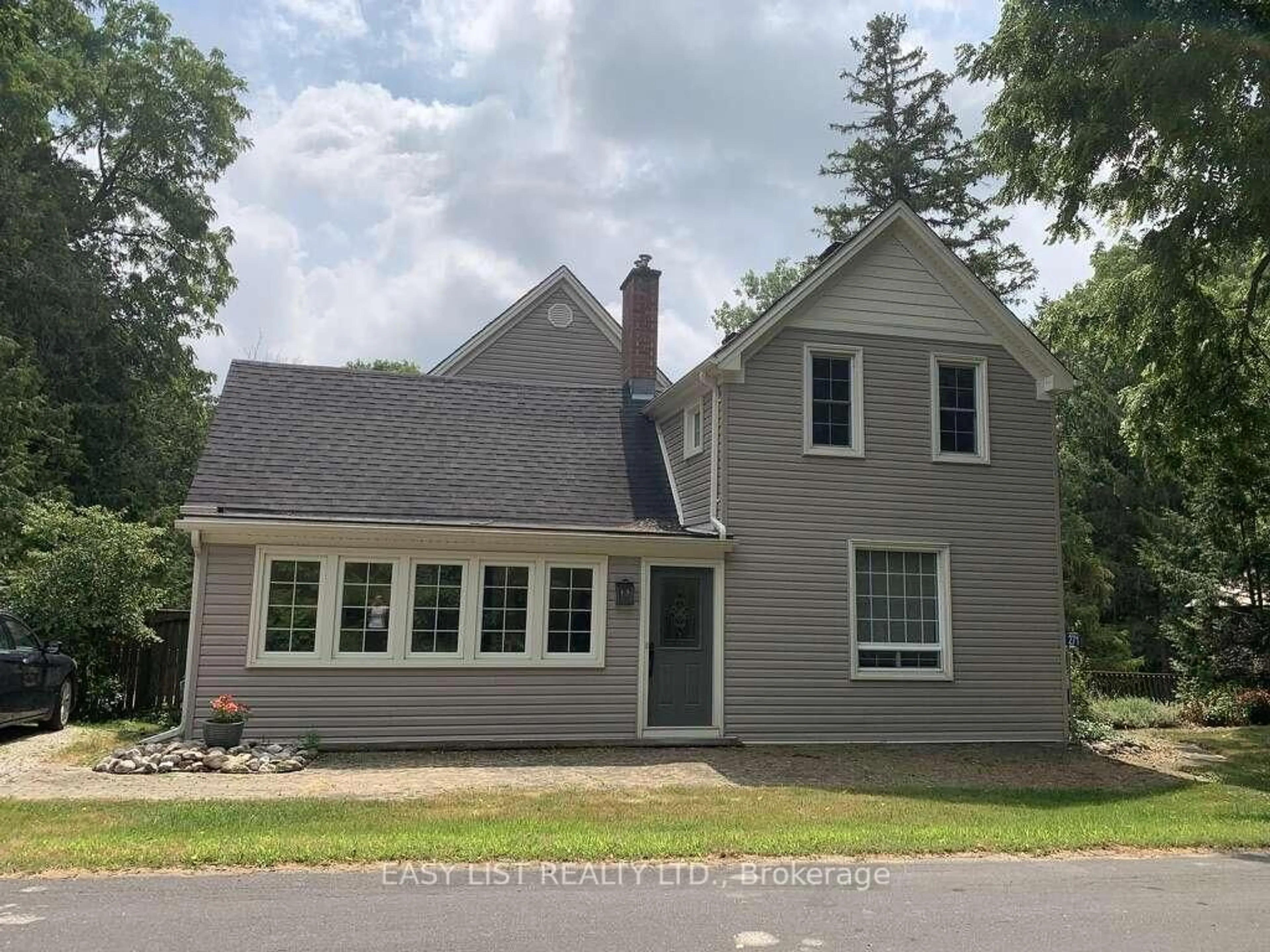 Home with vinyl exterior material, street for 271 Quaker Lane, Middlesex Centre Ontario N0M 2A0