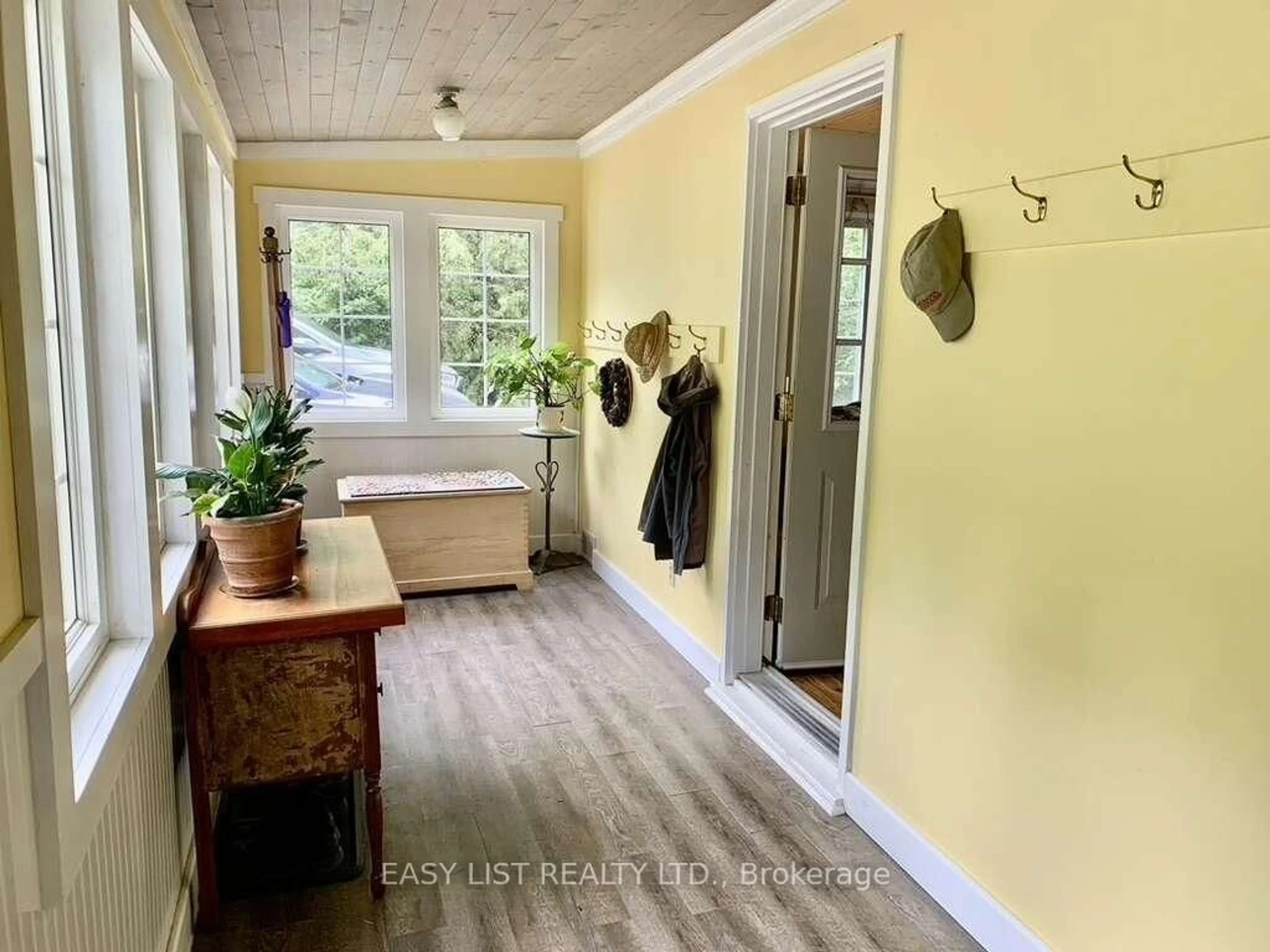 Indoor entryway for 271 Quaker Lane, Middlesex Centre Ontario N0M 2A0