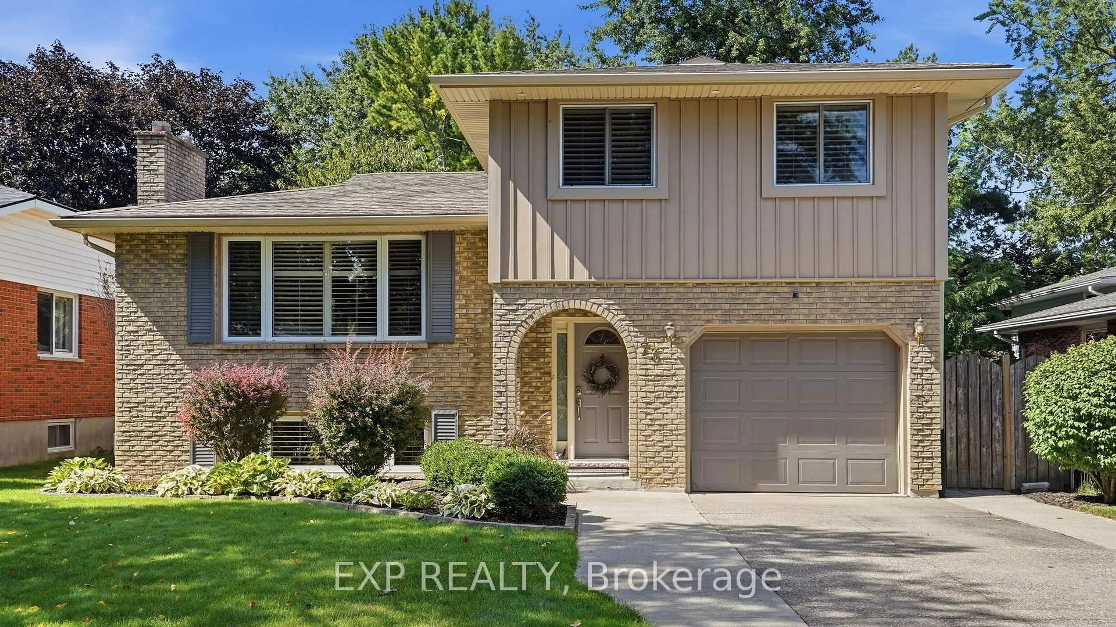 Home with vinyl exterior material, street for 73 Westgate Park Dr, St. Catharines Ontario L2N 6K1
