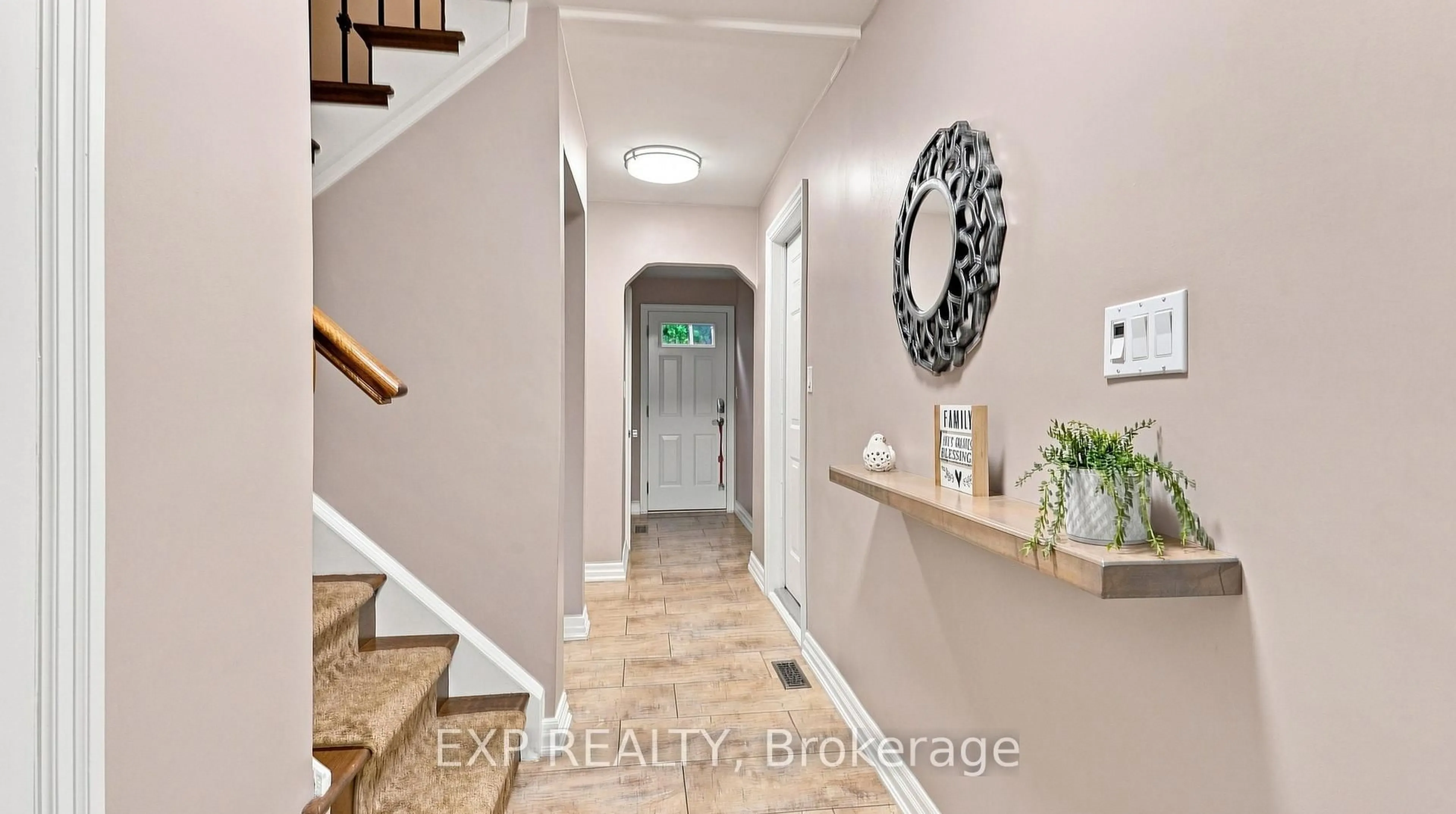 Indoor entryway for 73 Westgate Park Dr, St. Catharines Ontario L2N 6K1
