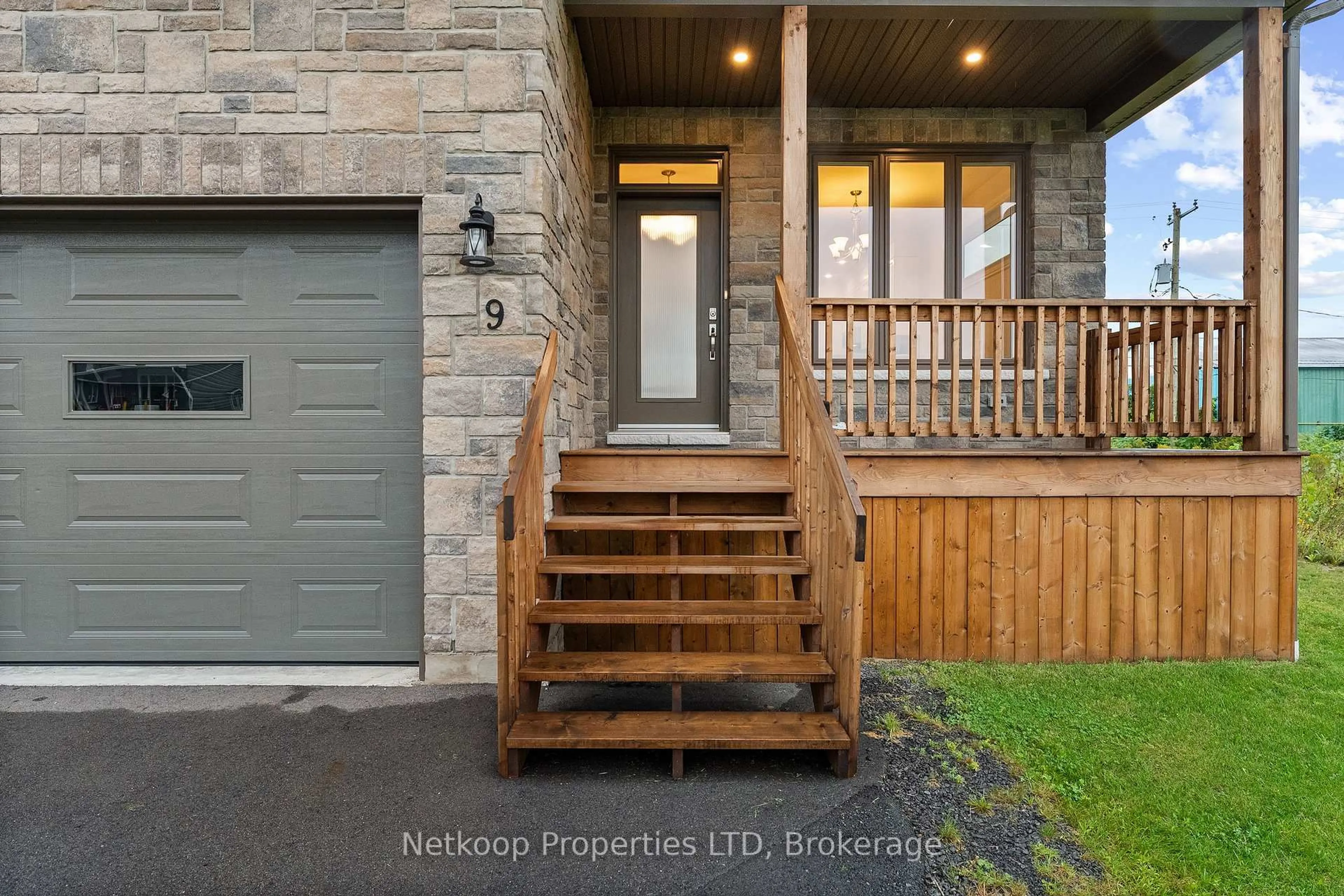 Indoor entryway for 9 Billings Ave, South Dundas Ontario K0E 1K0