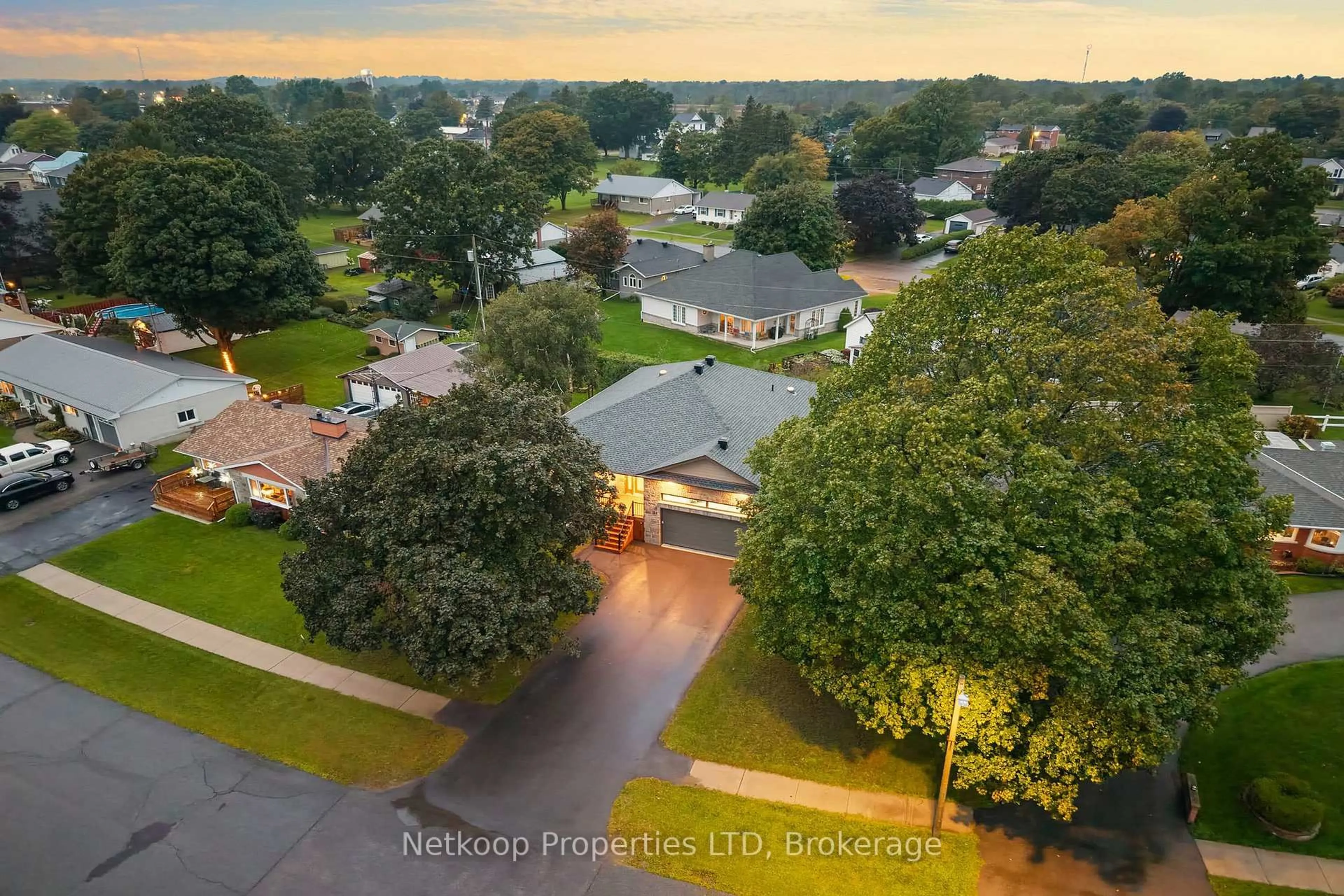 A pic from outside/outdoor area/front of a property/back of a property/a pic from drone, street for 30 Lakeview Dr, South Dundas Ontario K0E 1K0