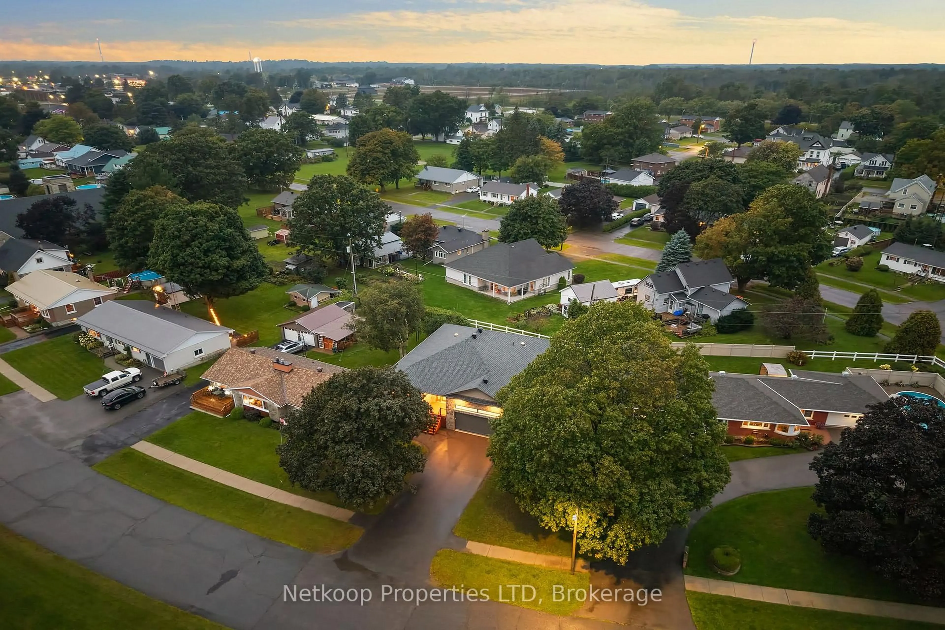 A pic from outside/outdoor area/front of a property/back of a property/a pic from drone, unknown for 30 Lakeview Dr, South Dundas Ontario K0E 1K0