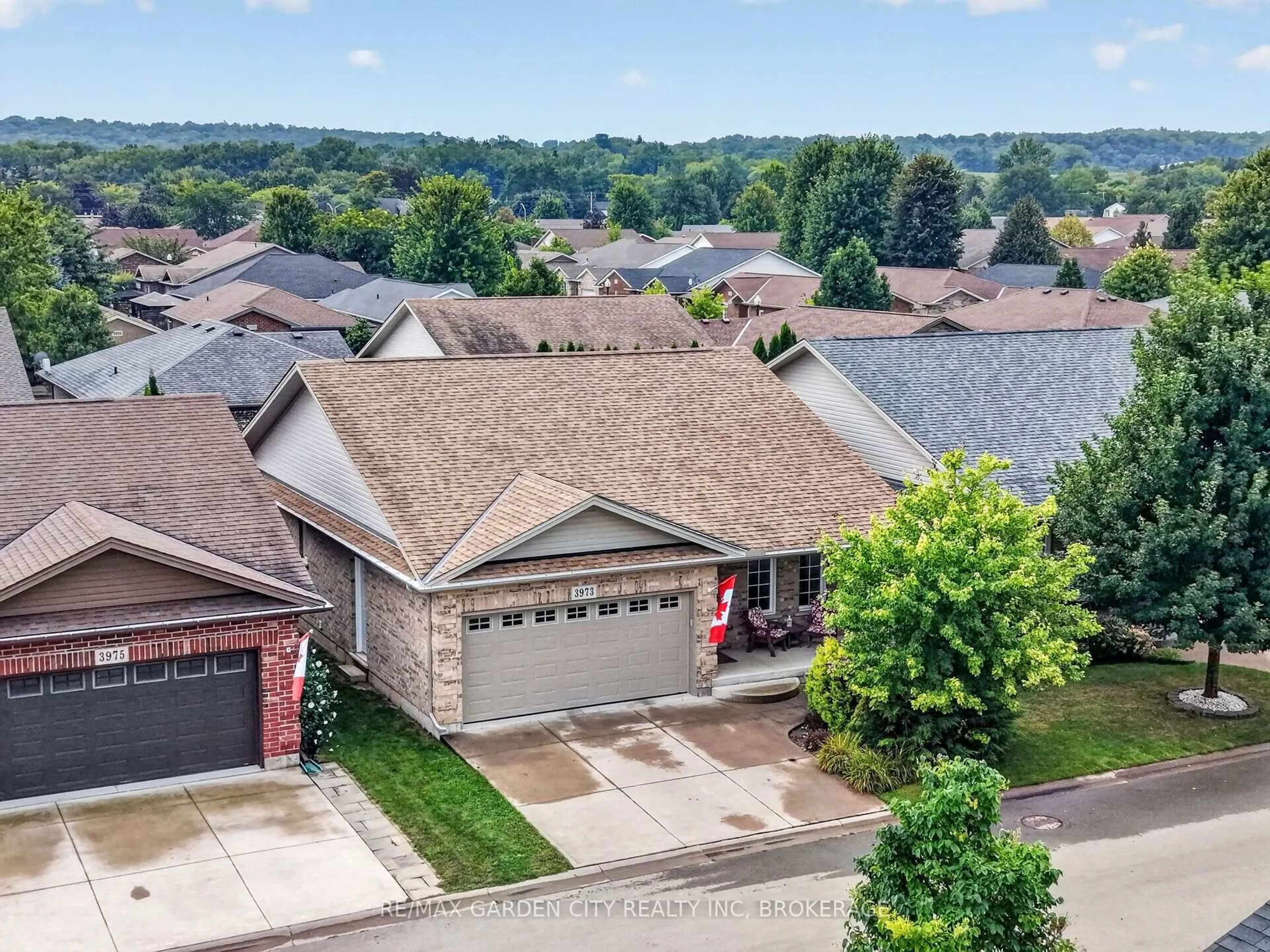 A pic from outside/outdoor area/front of a property/back of a property/a pic from drone, unknown for 3973 Sunset Lane, Lincoln Ontario L0R 2C0