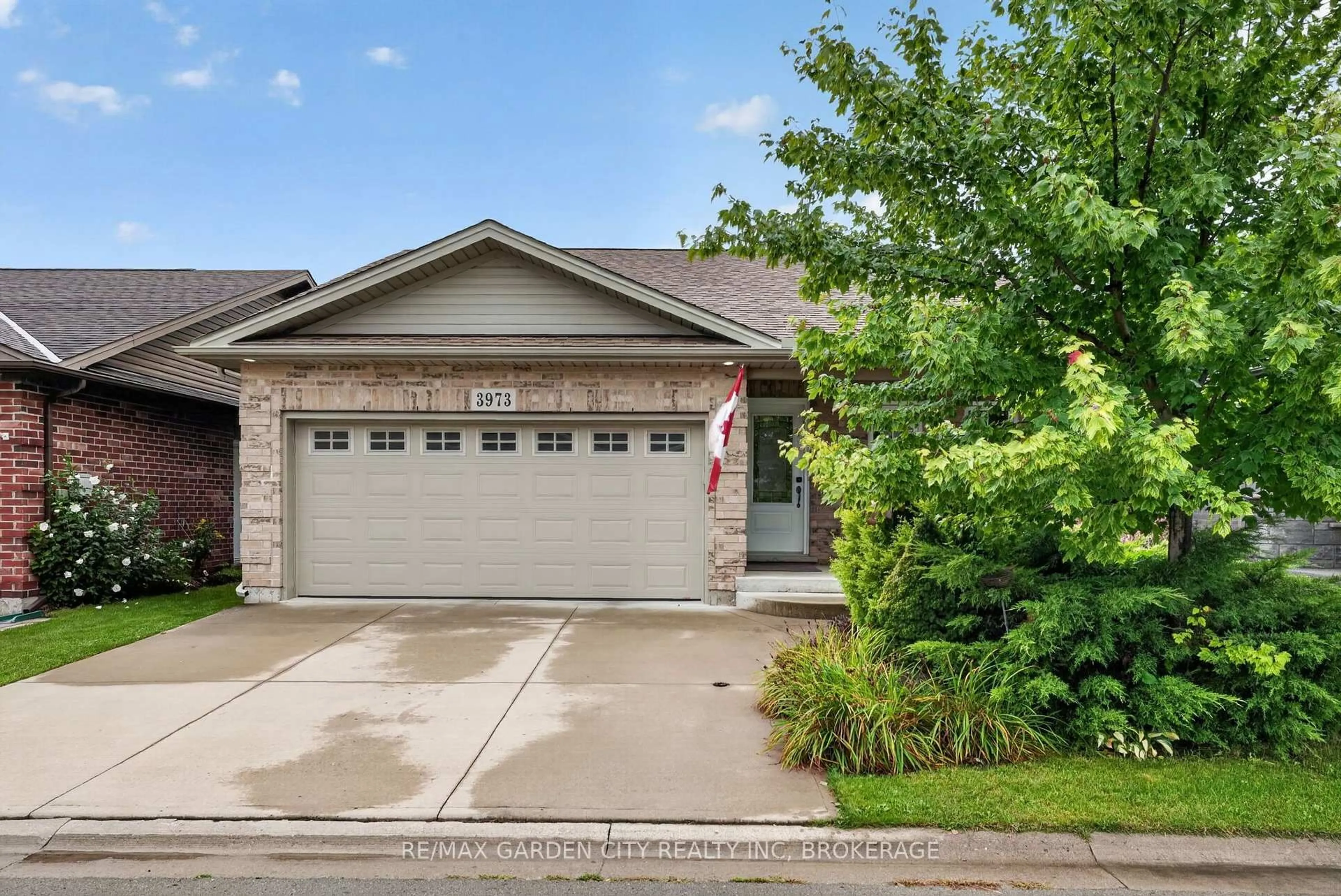 Home with brick exterior material, street for 3973 Sunset Lane, Lincoln Ontario L0R 2C0