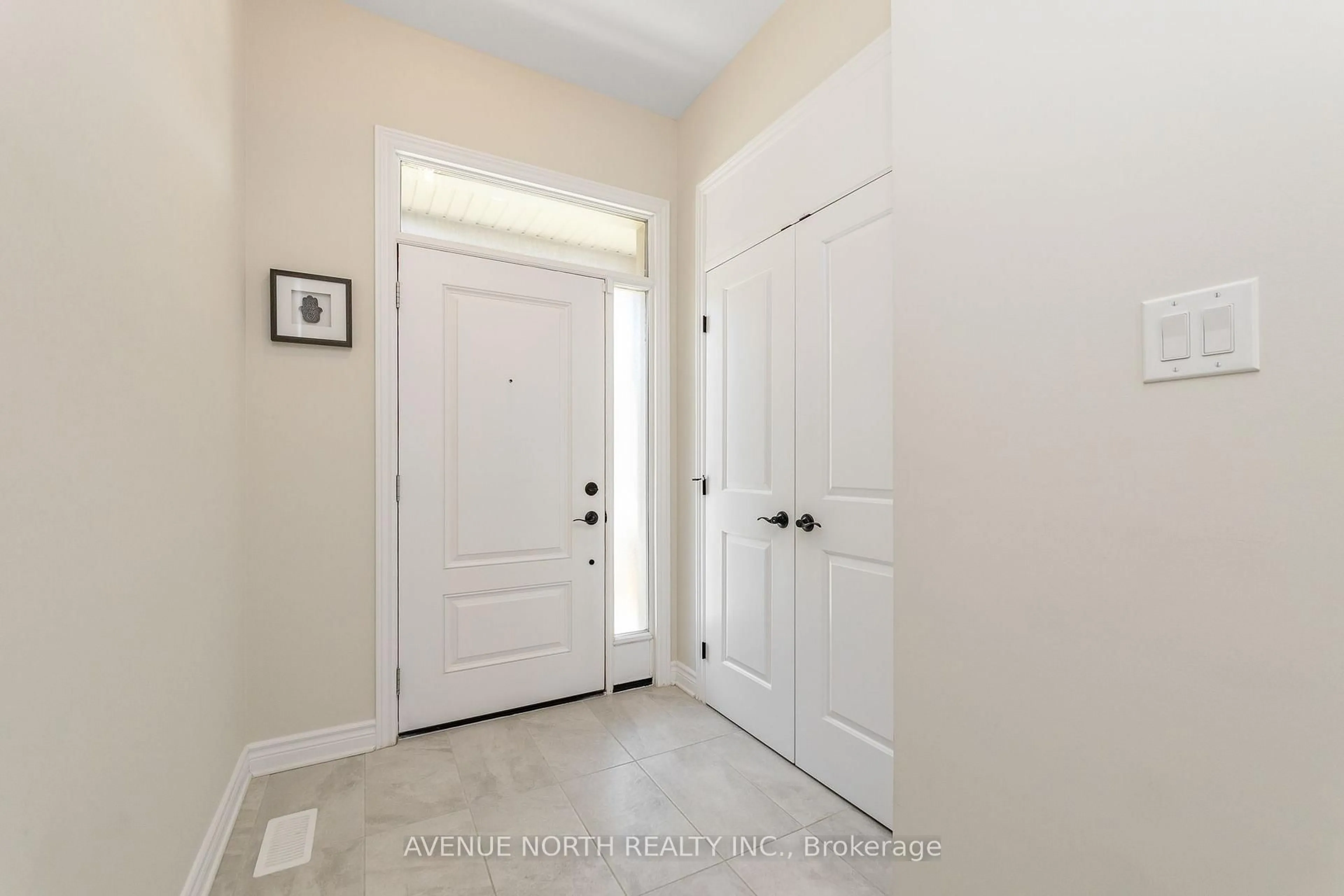 Indoor entryway for 98 Nepeta Cres, Ottawa Ontario K1T 0S5
