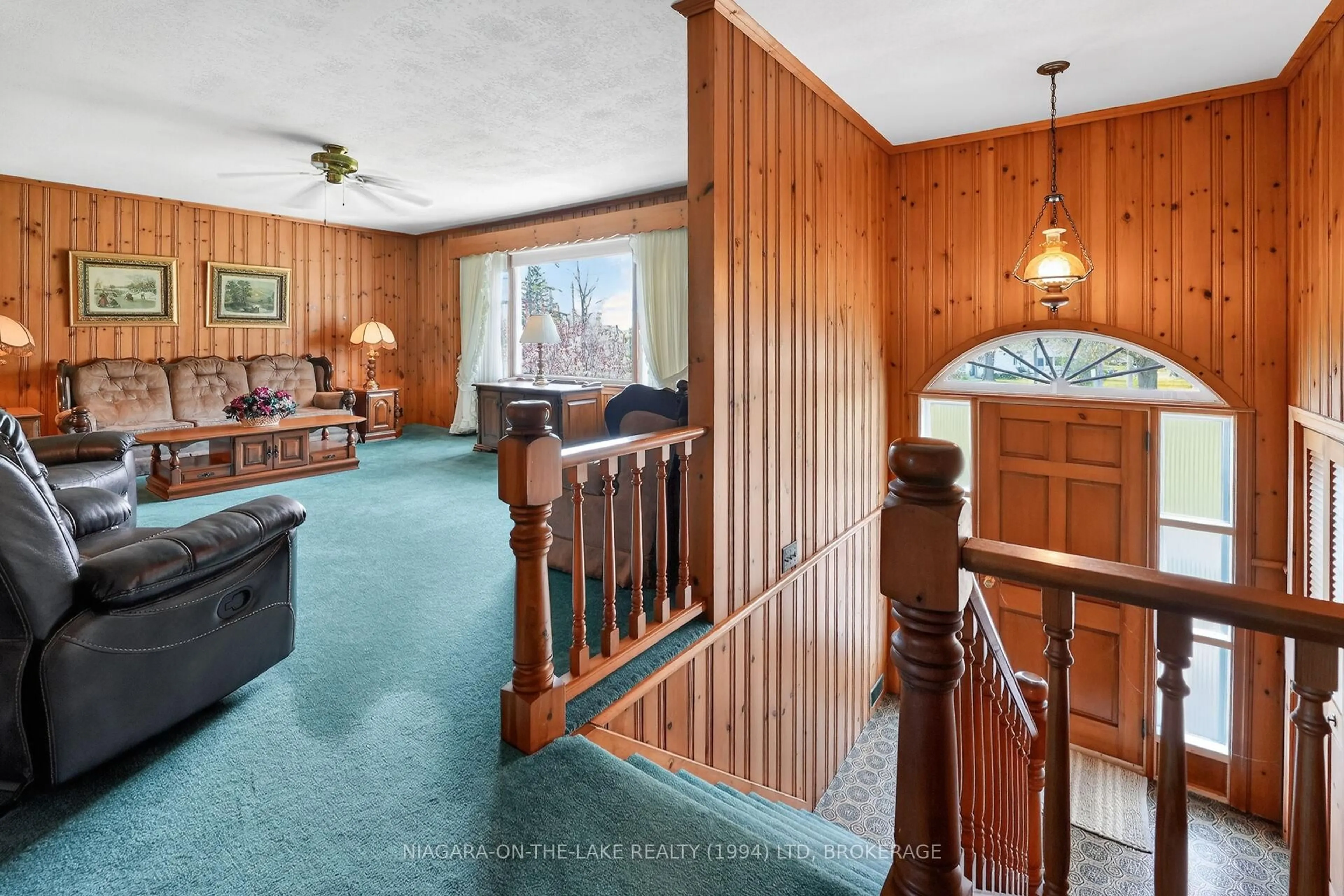 Indoor foyer for 541 Empire Rd, Port Colborne Ontario L0S 1R0