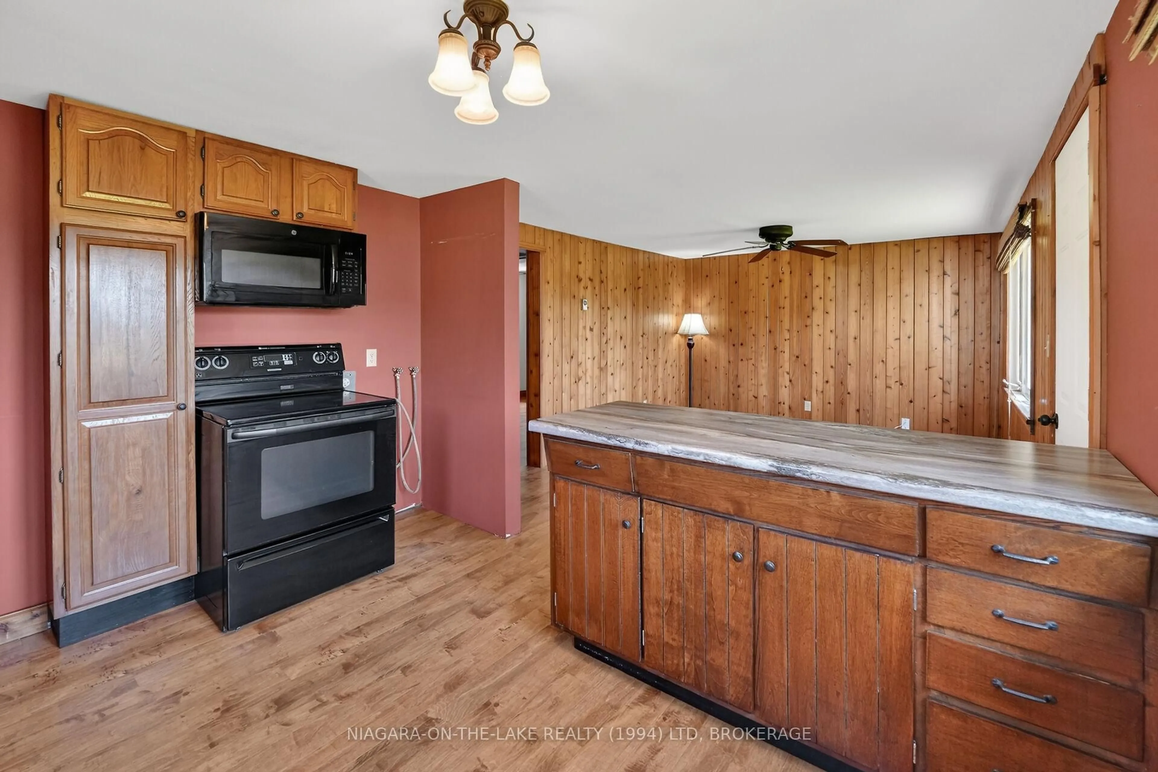 Standard kitchen, unknown for 527 Empire Rd, Port Colborne Ontario L0S 1R0