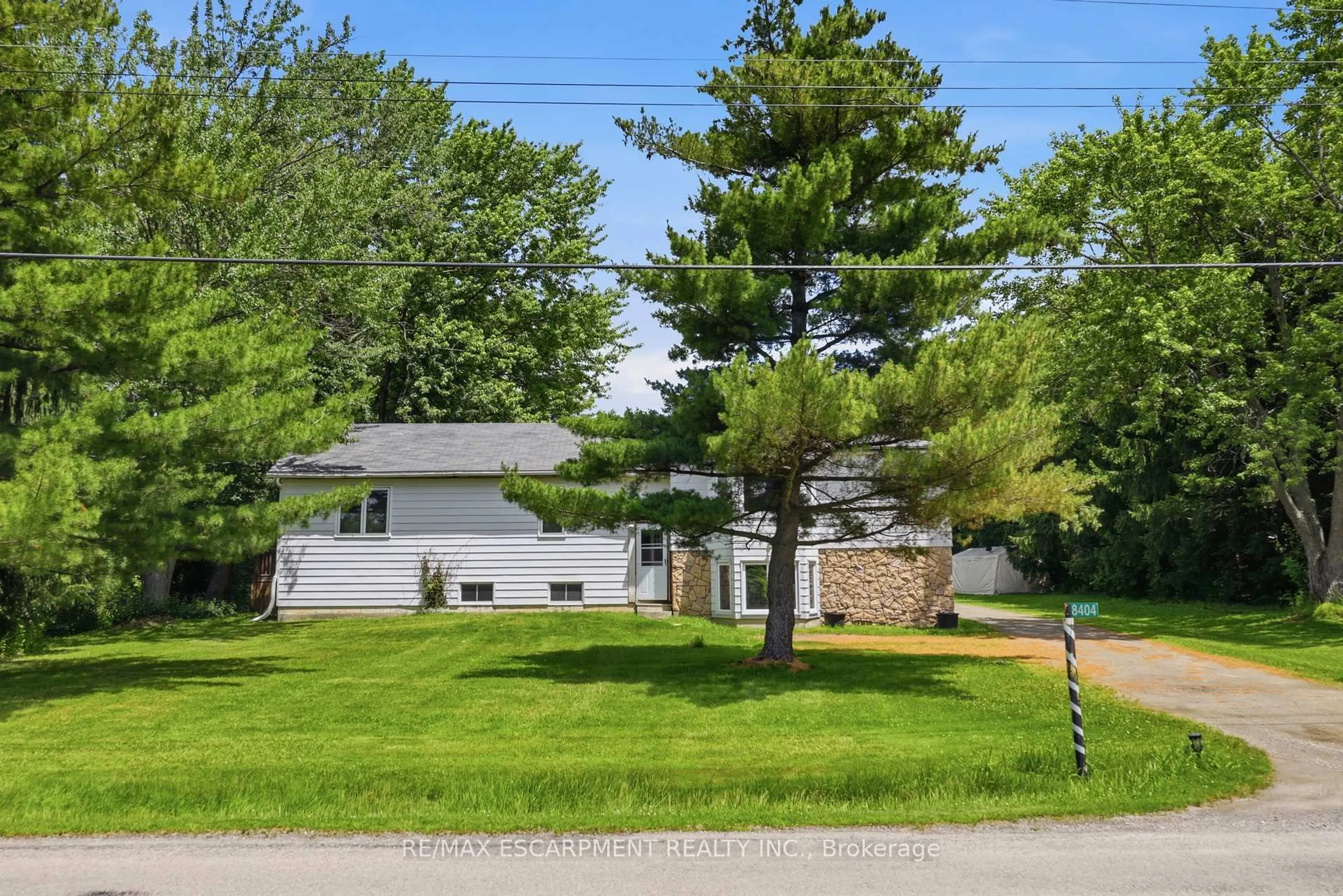 A pic from outside/outdoor area/front of a property/back of a property/a pic from drone, street for 8404 Chippewa Rd, Hamilton Ontario L0R 1W0