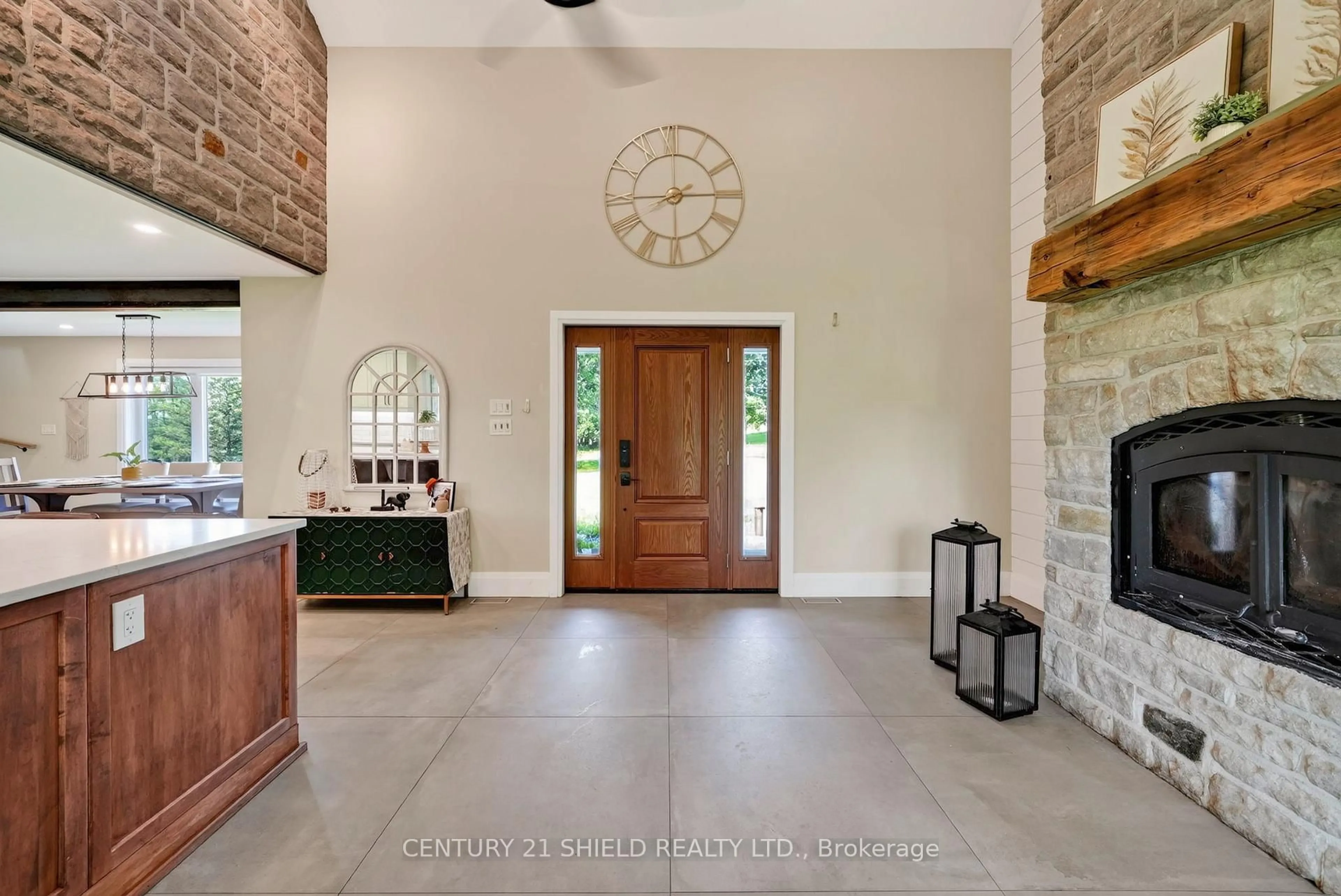 Indoor entryway for 18322 Glen Rd, South Glengarry Ontario K0C 2J0