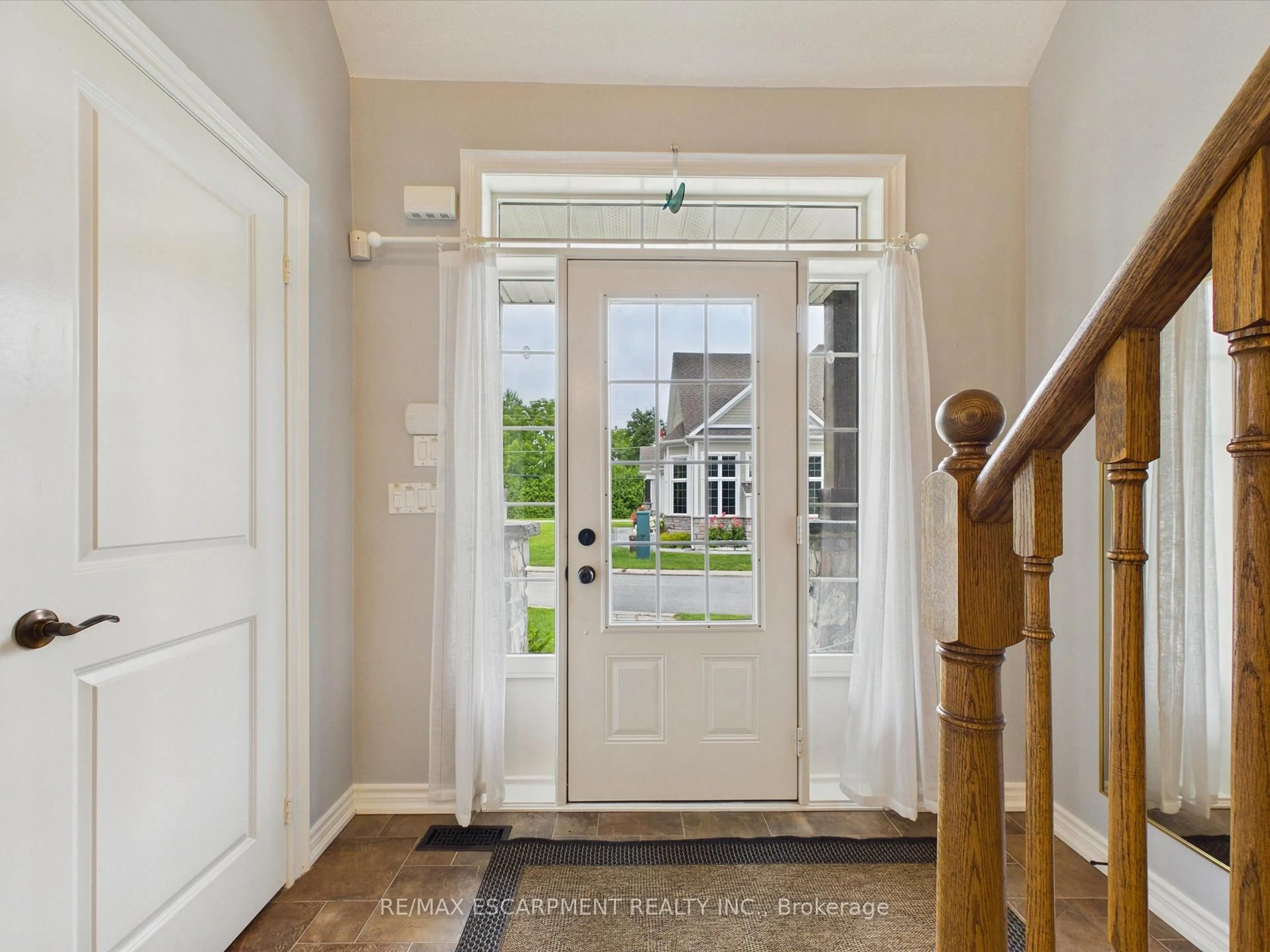 Indoor entryway for 23 Spencer St, Bracebridge Ontario P1L 0B7