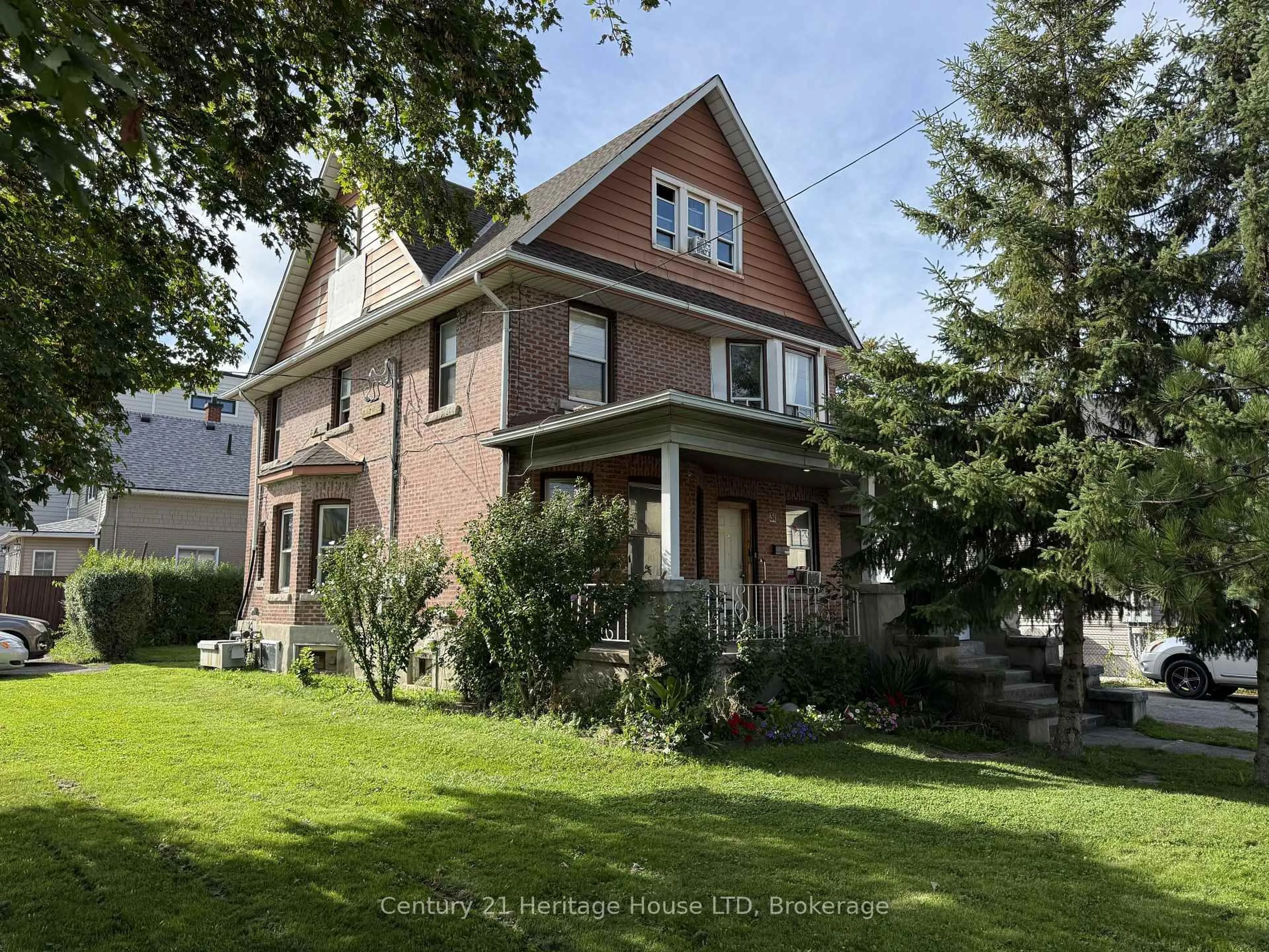Home with brick exterior material, street for 31 Pine St, Thorold Ontario L2V 2P1