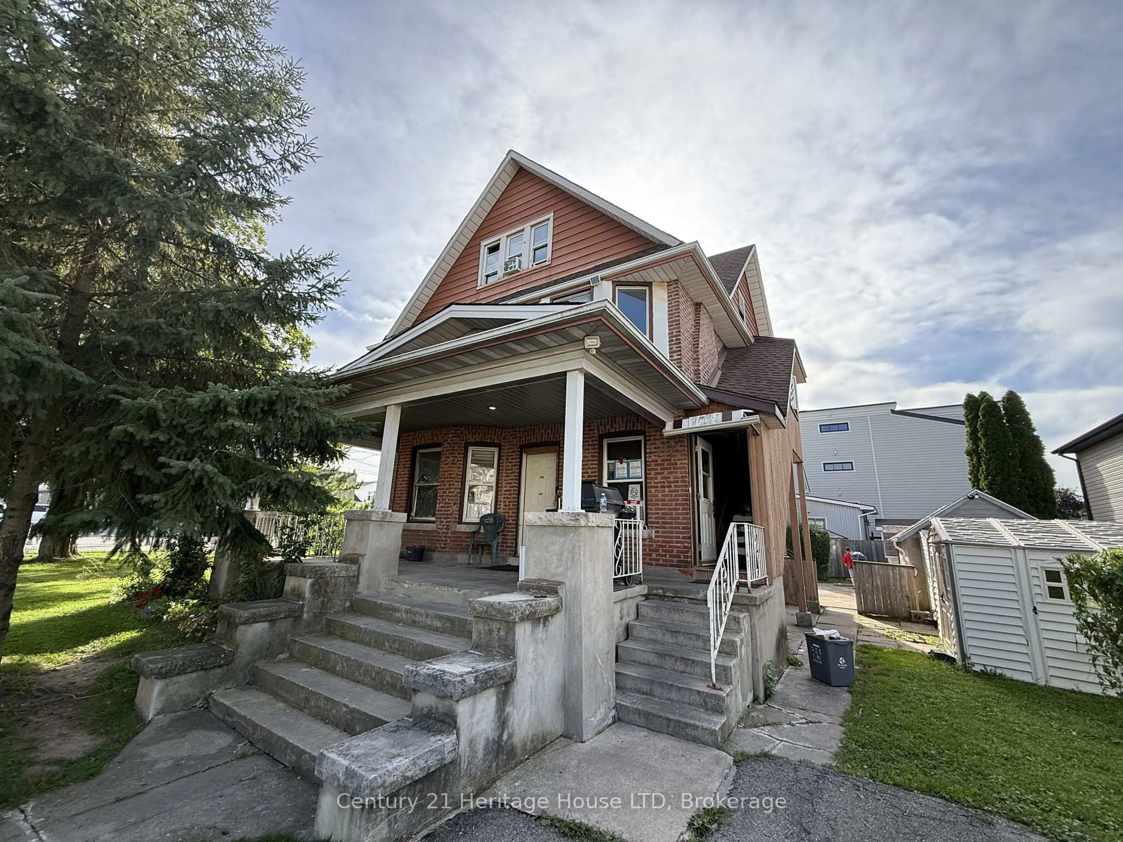 Home with brick exterior material, street for 31 Pine St, Thorold Ontario L2V 2P1