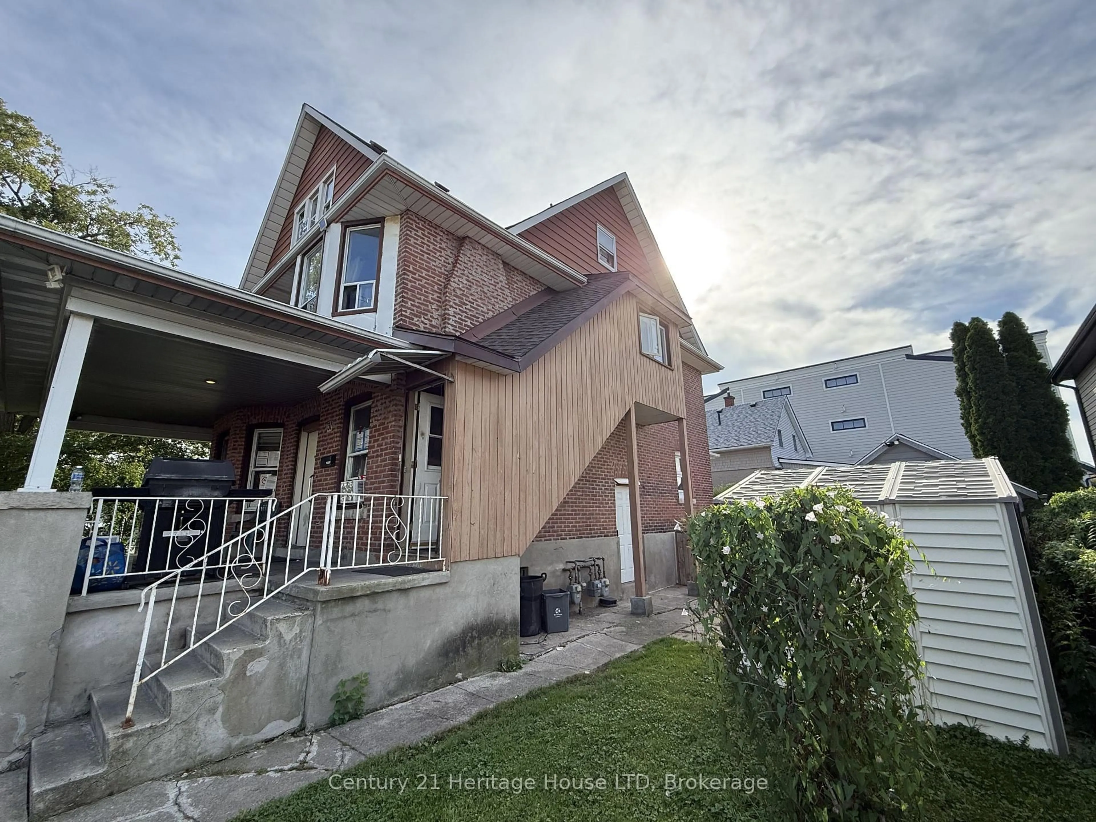 A pic from outside/outdoor area/front of a property/back of a property/a pic from drone, street for 31 Pine St, Thorold Ontario L2V 2P1