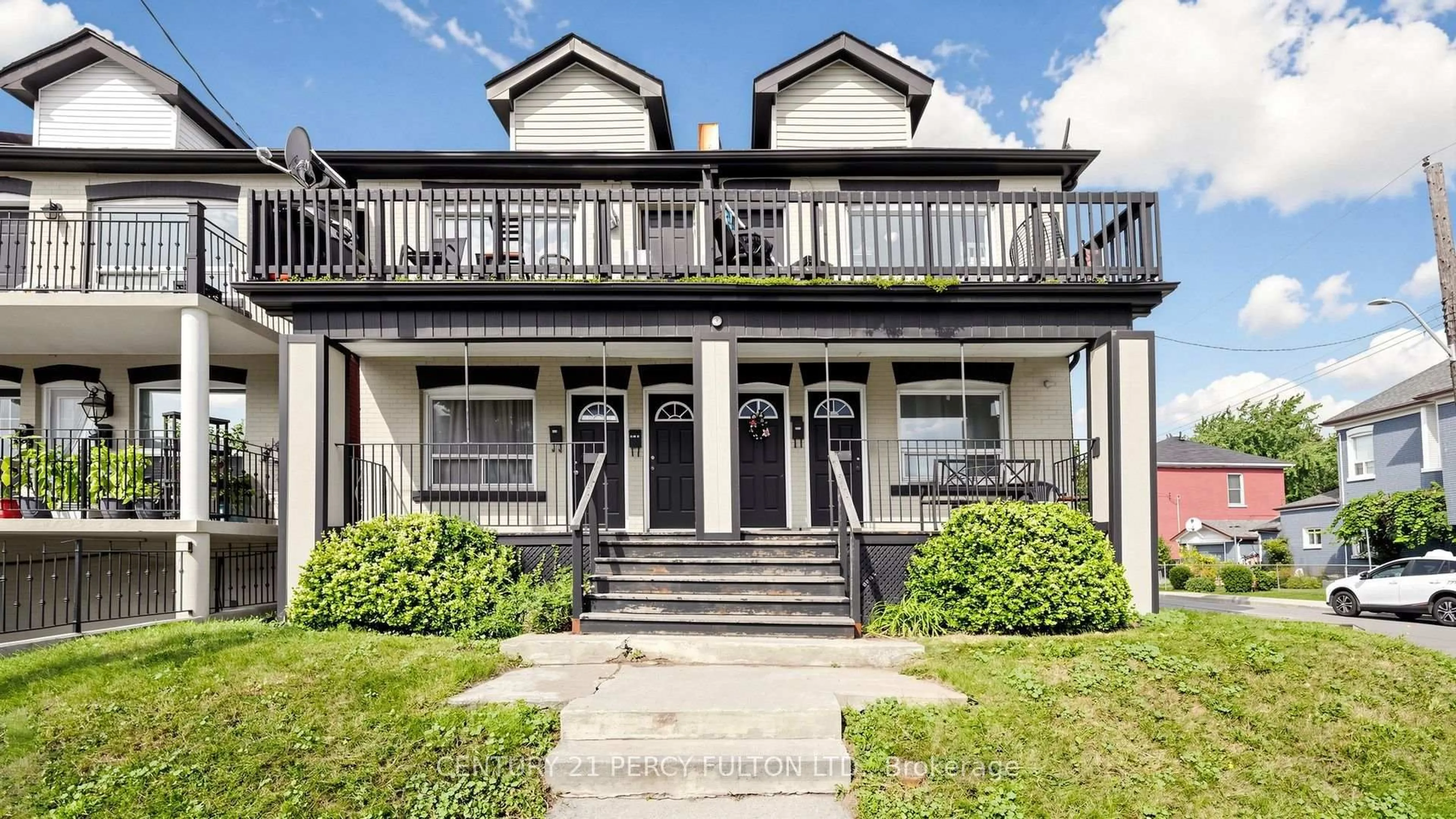 Home with vinyl exterior material, street for 207-209 Victoria Ave, Hamilton Ontario L8L 5E9