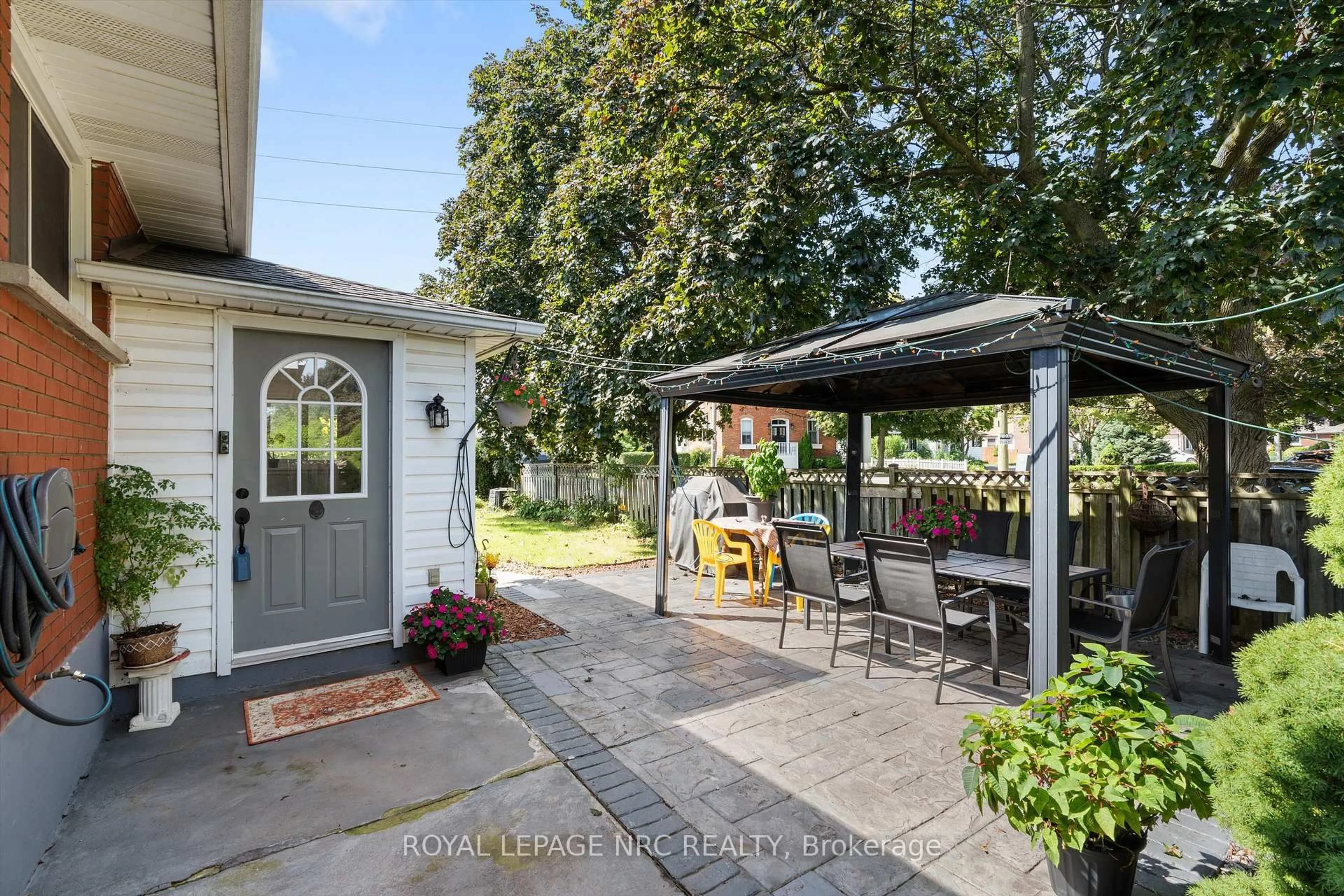 Patio, street for 476 Vine St, St. Catharines Ontario L2M 3T1