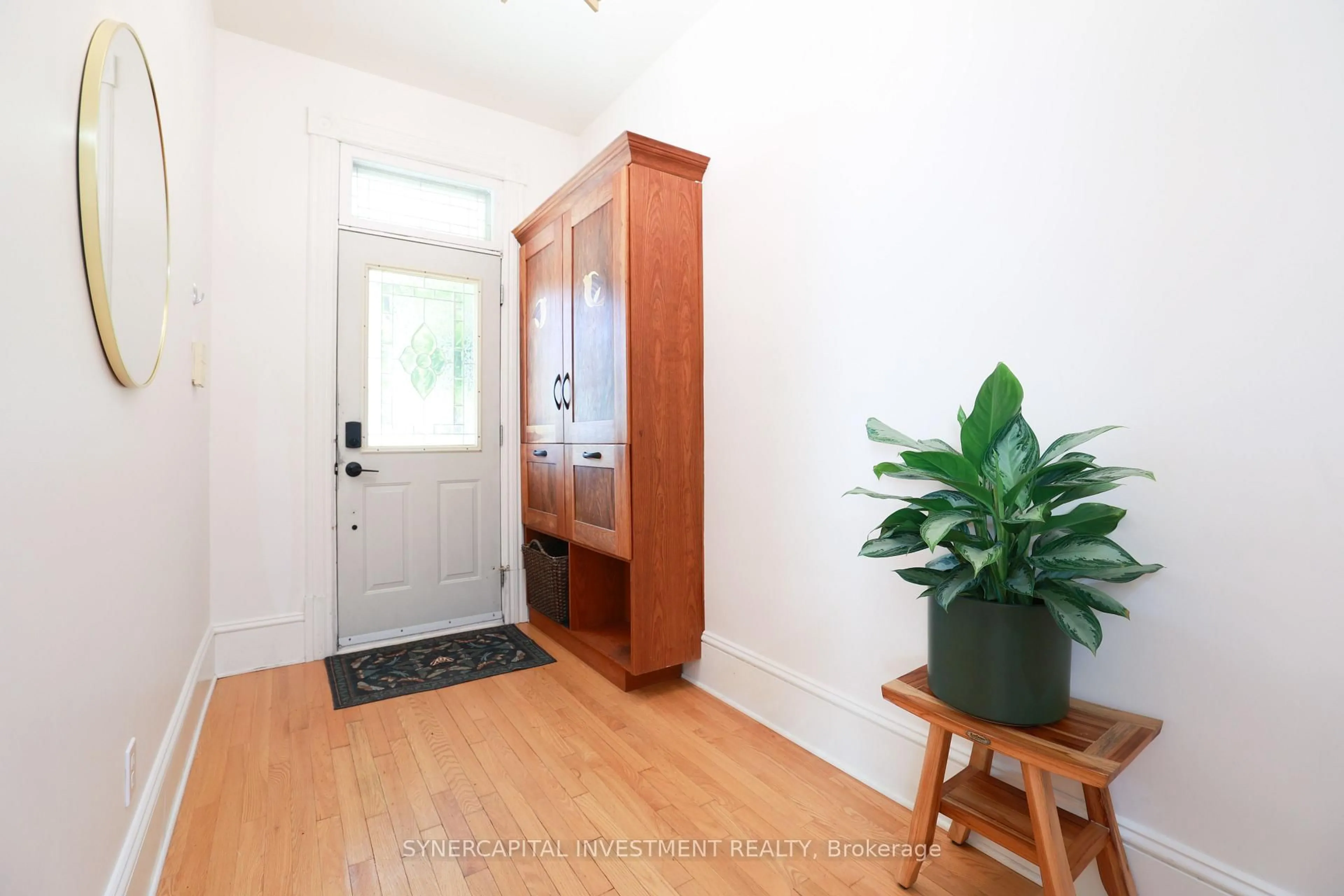 Indoor entryway for 143 Arthur St, Ottawa Ontario K1R 7C1