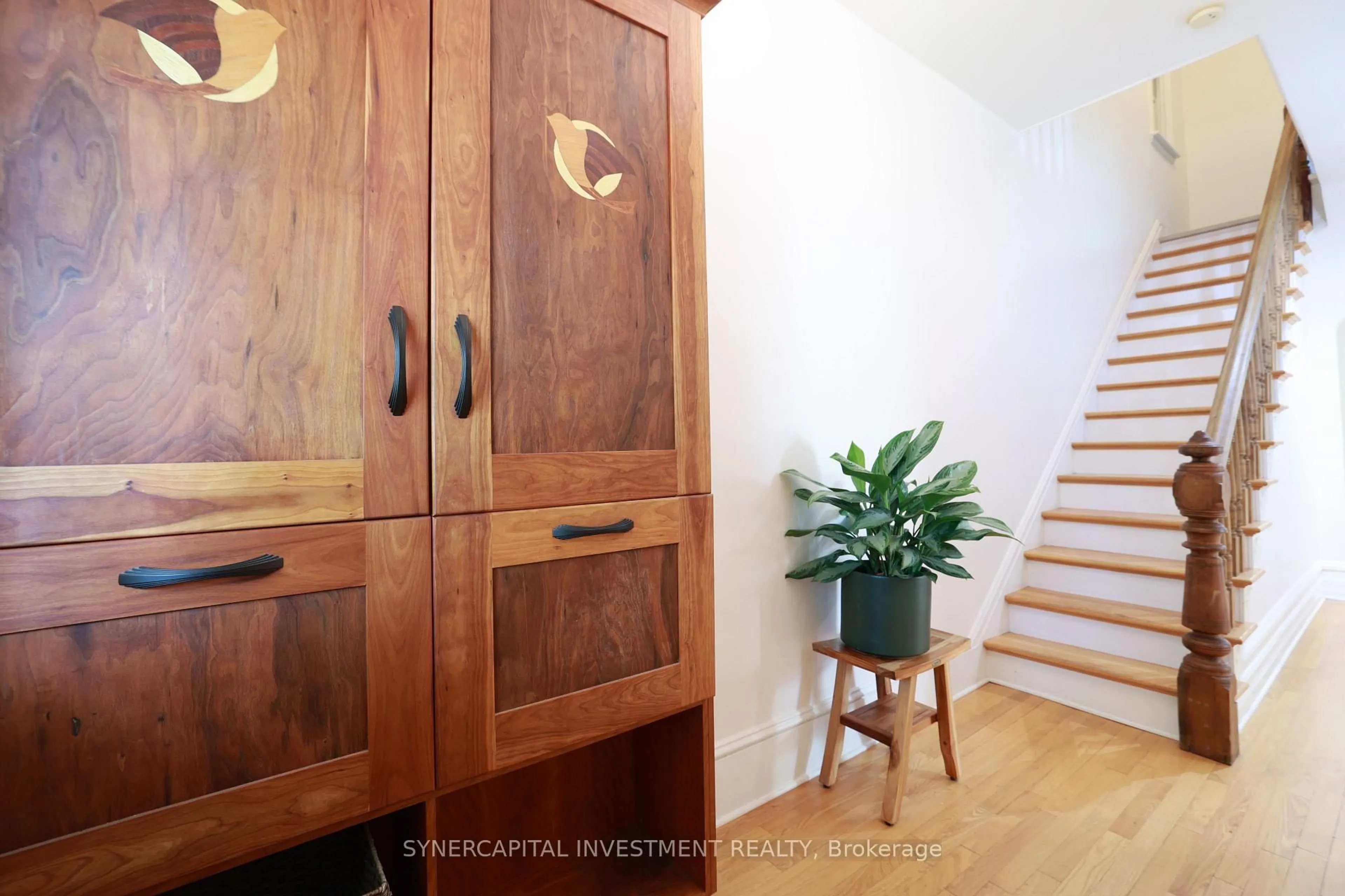 Indoor entryway for 143 Arthur St, Ottawa Ontario K1R 7C1