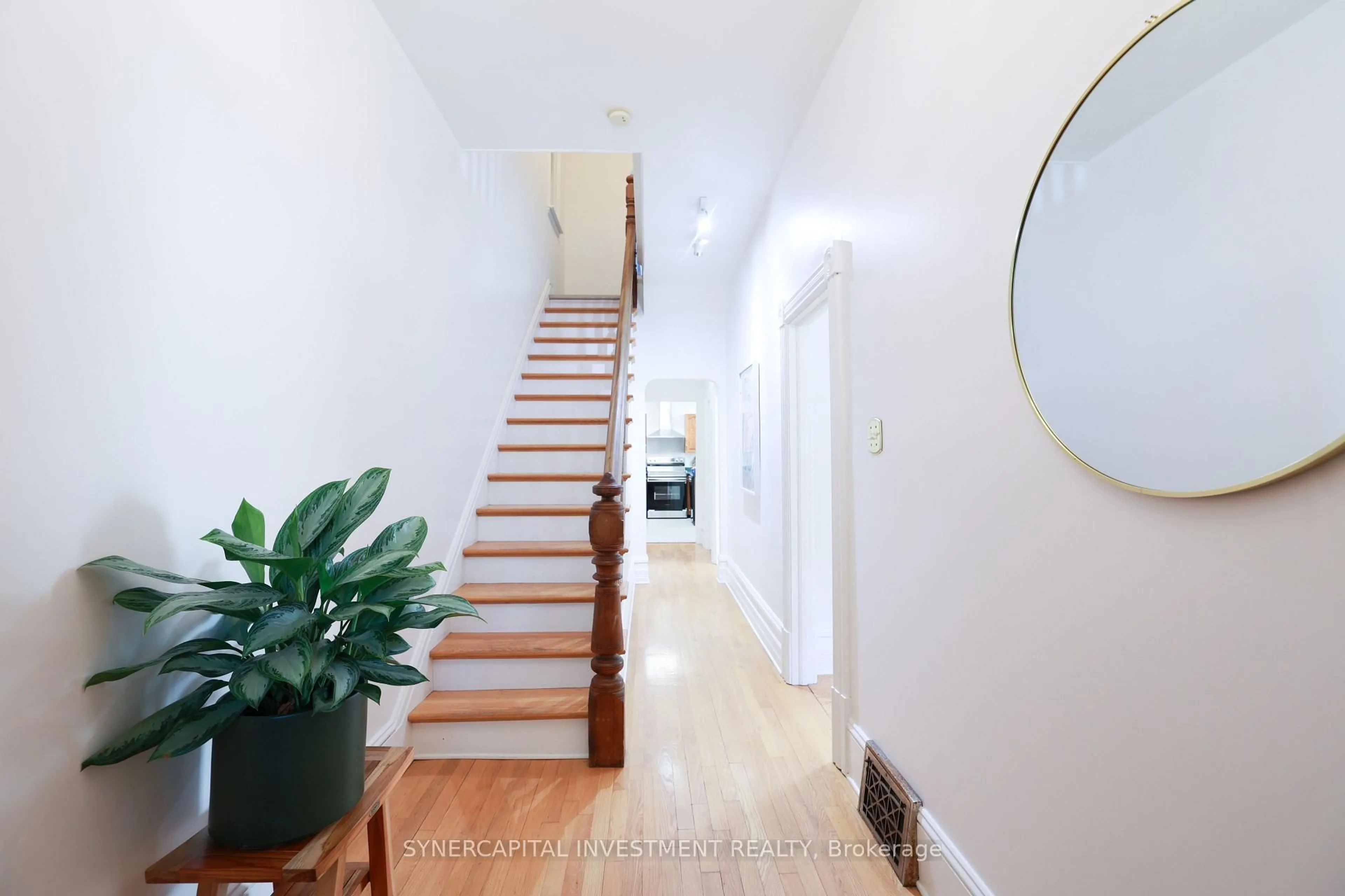 Indoor foyer for 143 Arthur St, Ottawa Ontario K1R 7C1