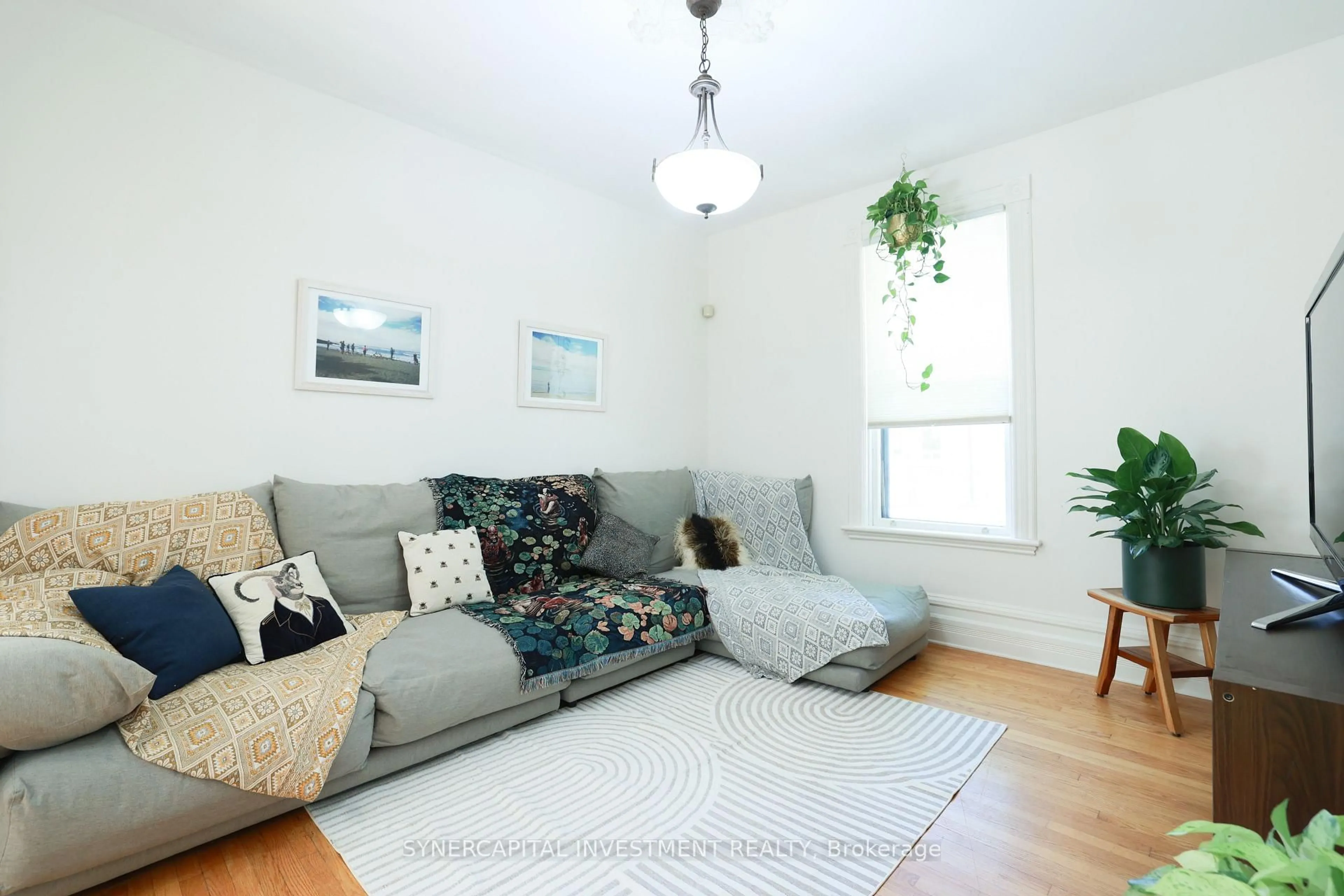 Living room with furniture, unknown for 143 Arthur St, Ottawa Ontario K1R 7C1