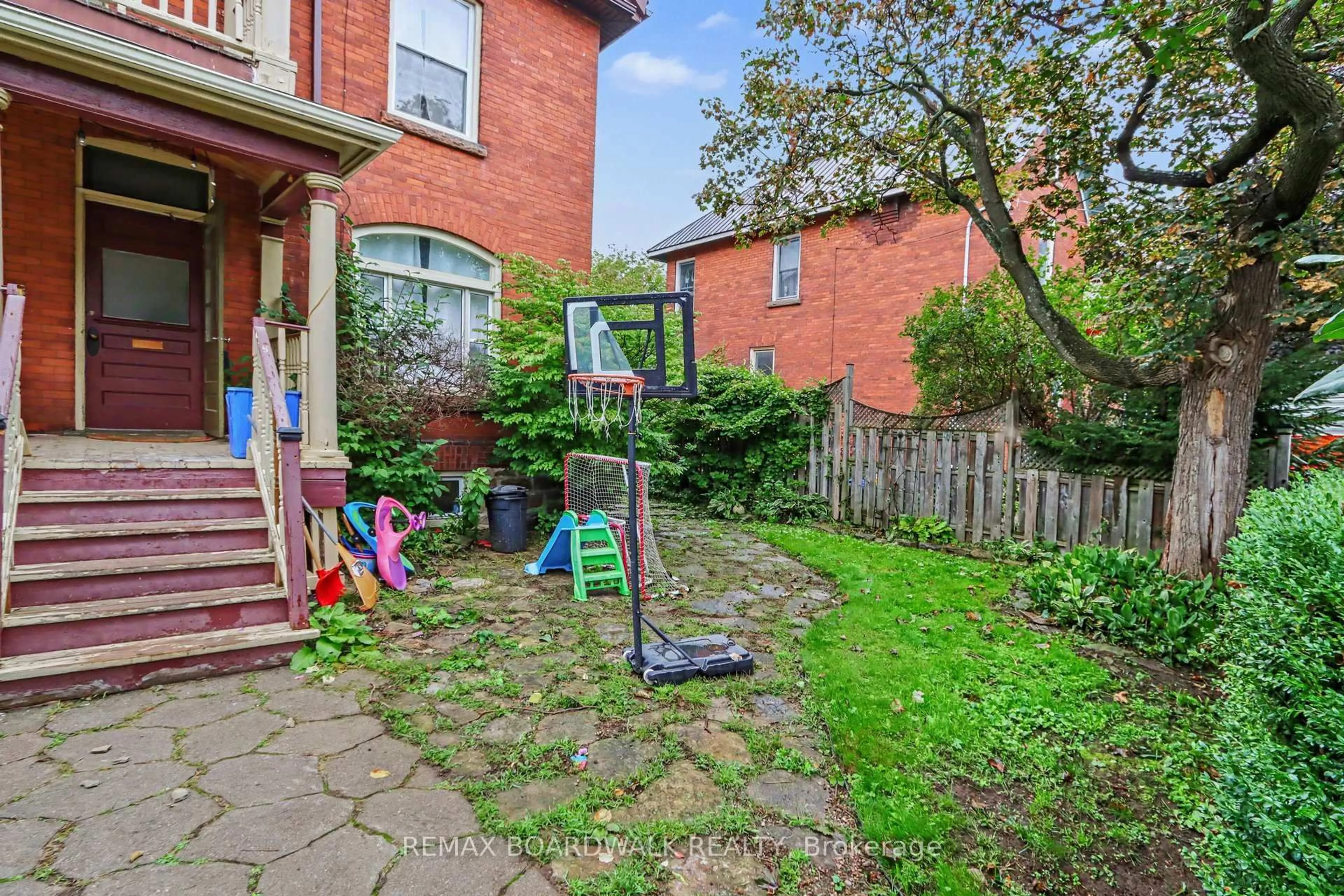 Patio, street for 10 Glen Ave, Smiths Falls Ontario K7A 1R9