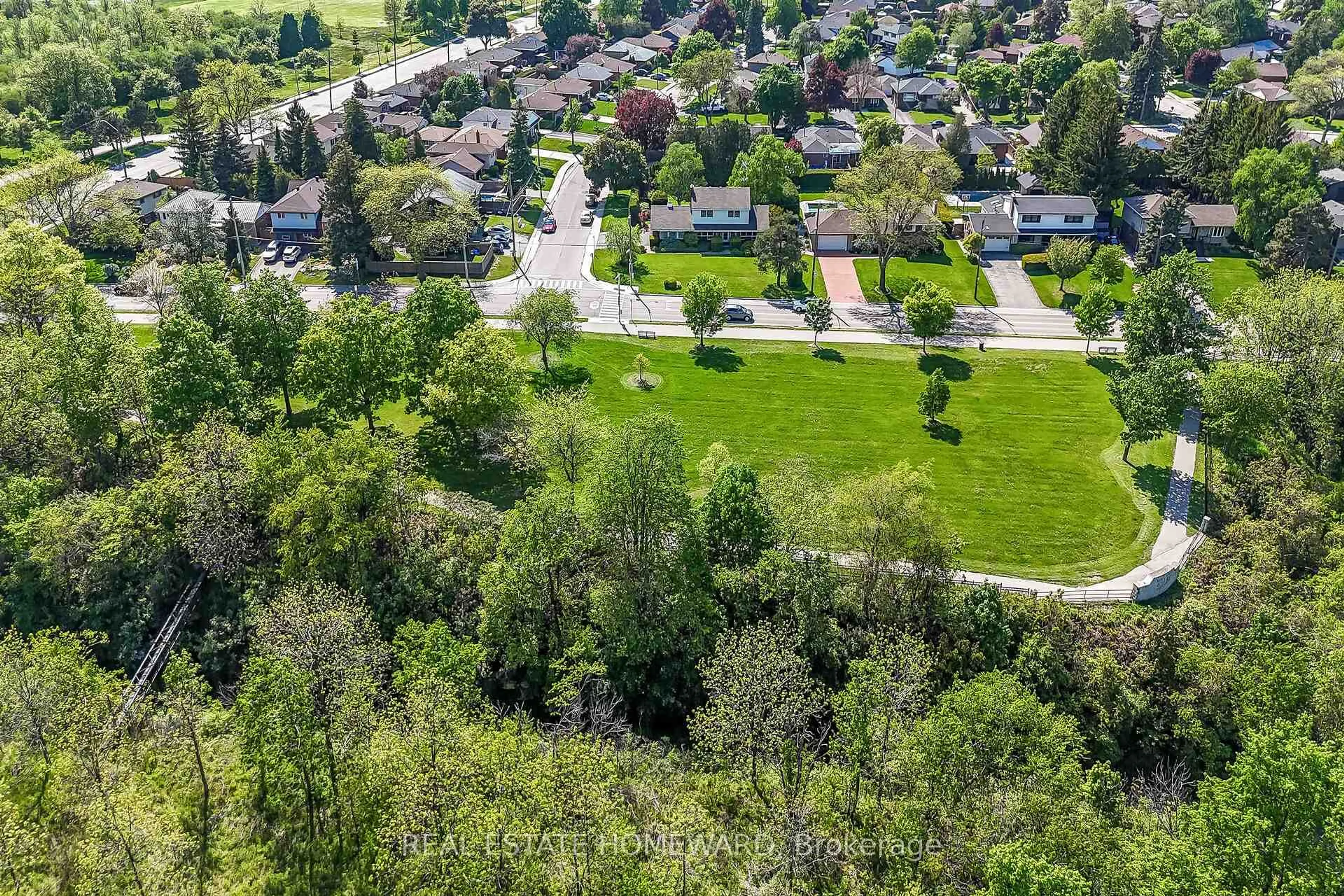 A pic from outside/outdoor area/front of a property/back of a property/a pic from drone, street for 634 Mountain Brow Blvd, Hamilton Ontario L8T 1B1