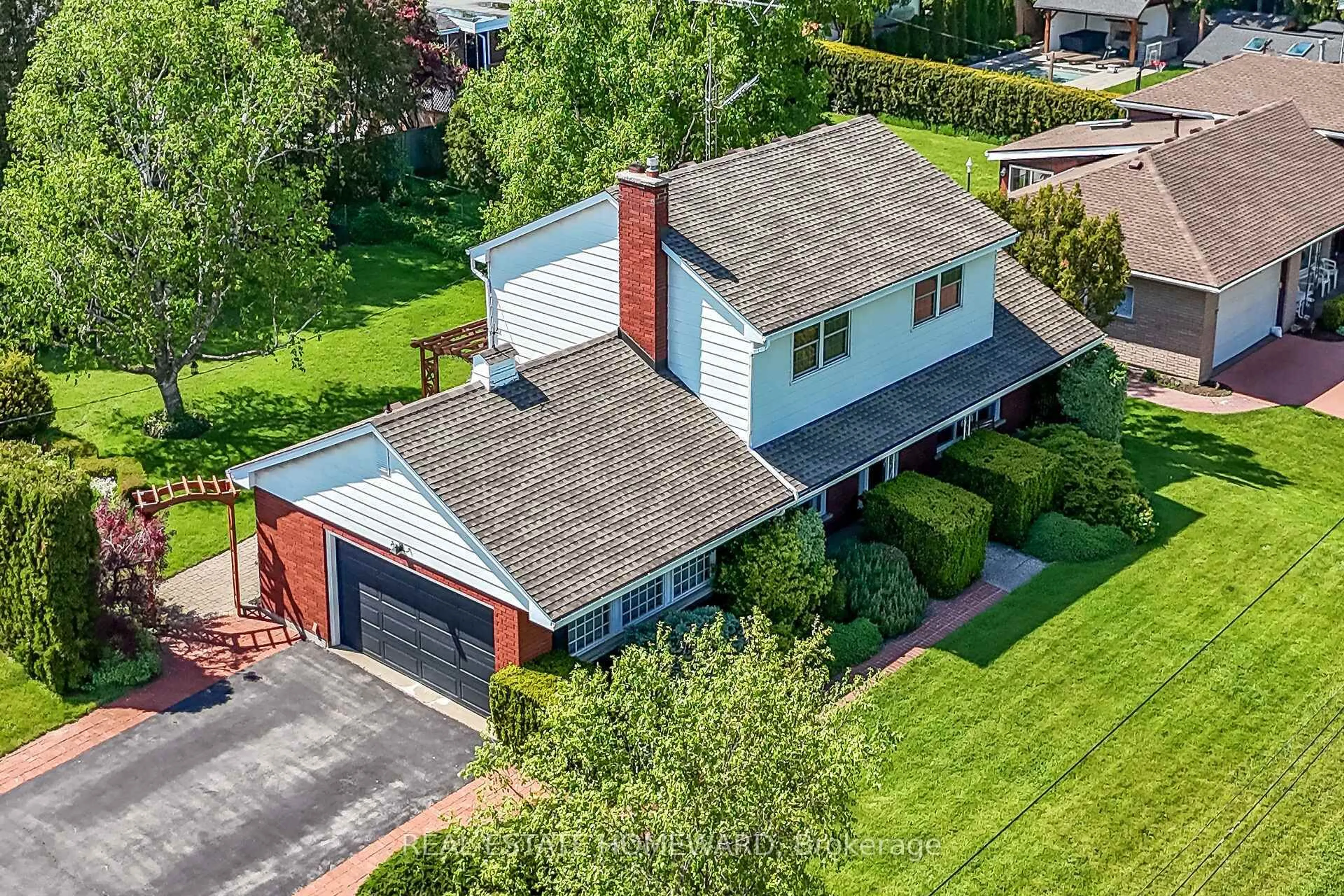 A pic from outside/outdoor area/front of a property/back of a property/a pic from drone, street for 634 Mountain Brow Blvd, Hamilton Ontario L8T 1B1