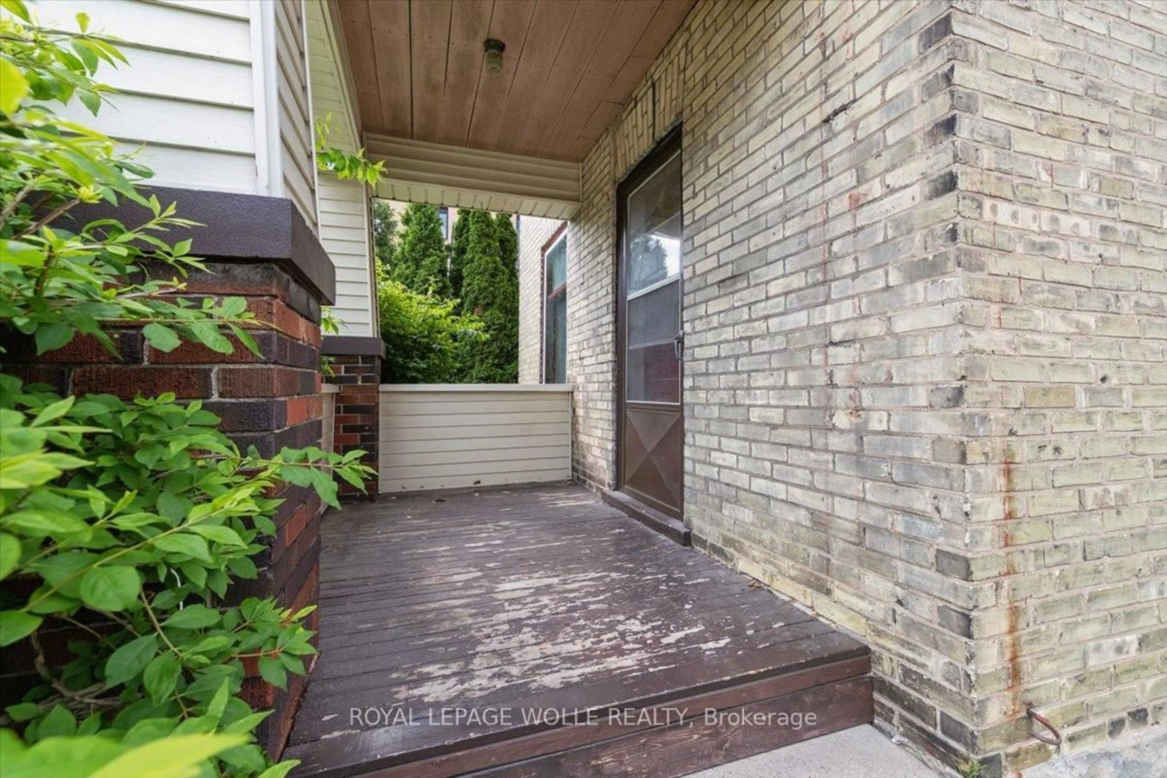 Home with brick exterior material, street for 427 Duke St, Kitchener Ontario N2H 3Y6