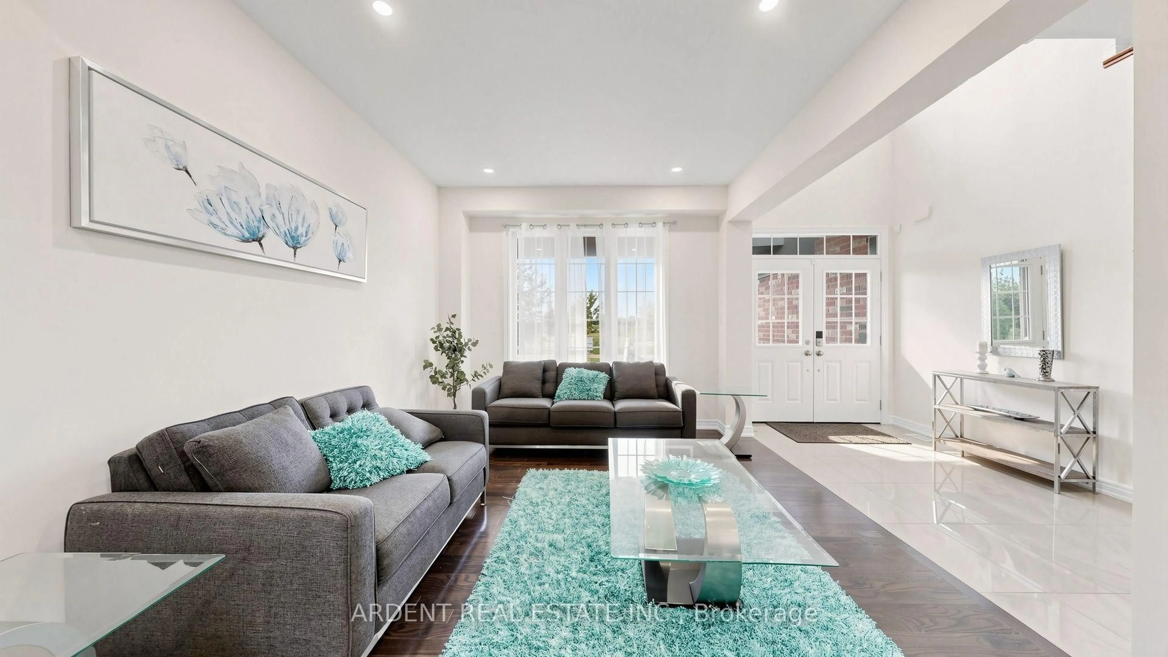 Living room with furniture, unknown for 11 Sunset Way, Thorold Ontario L2V 0B6